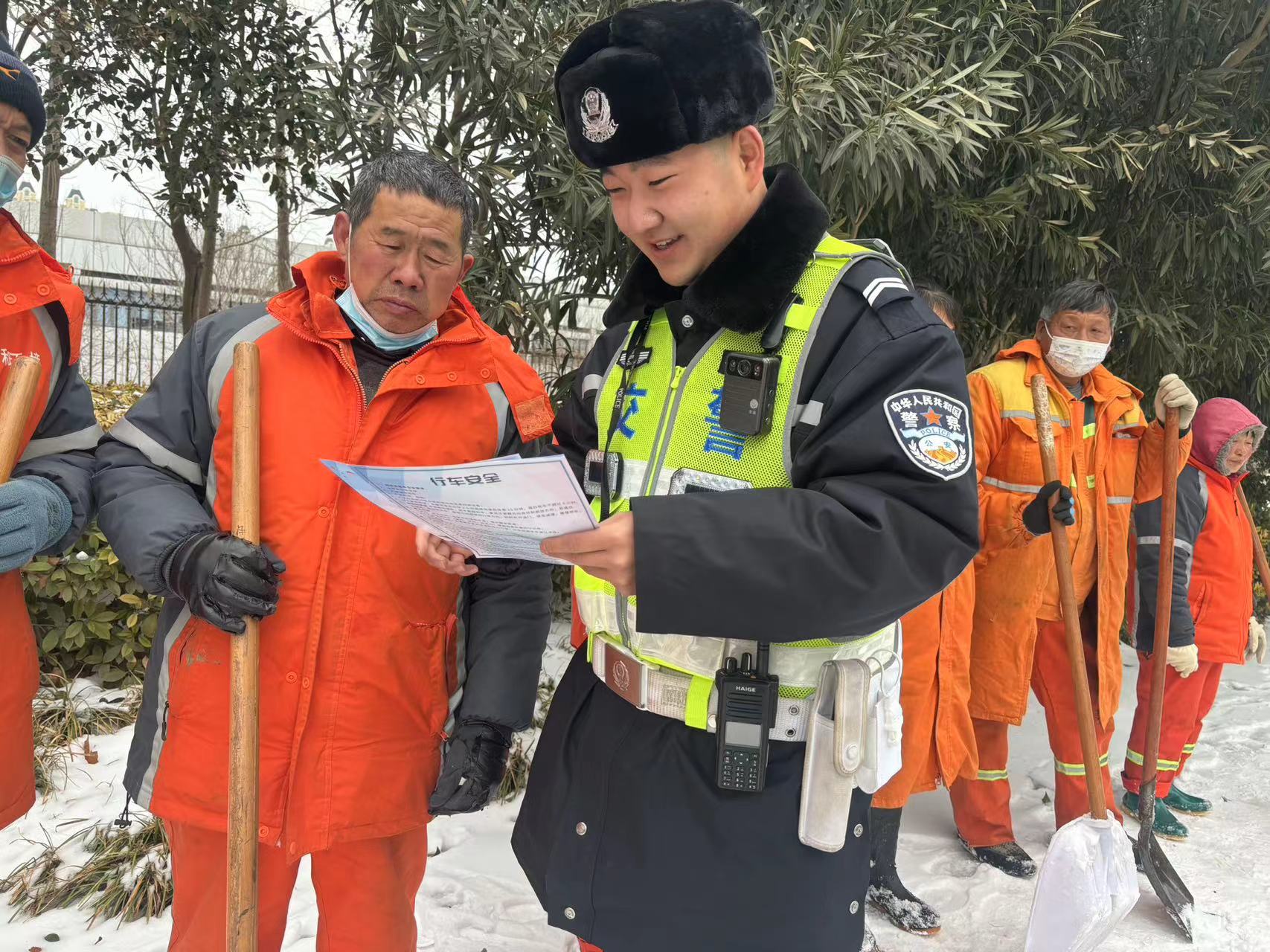 郑州交警十二支队为城市道路美容师进行交通安全宣讲