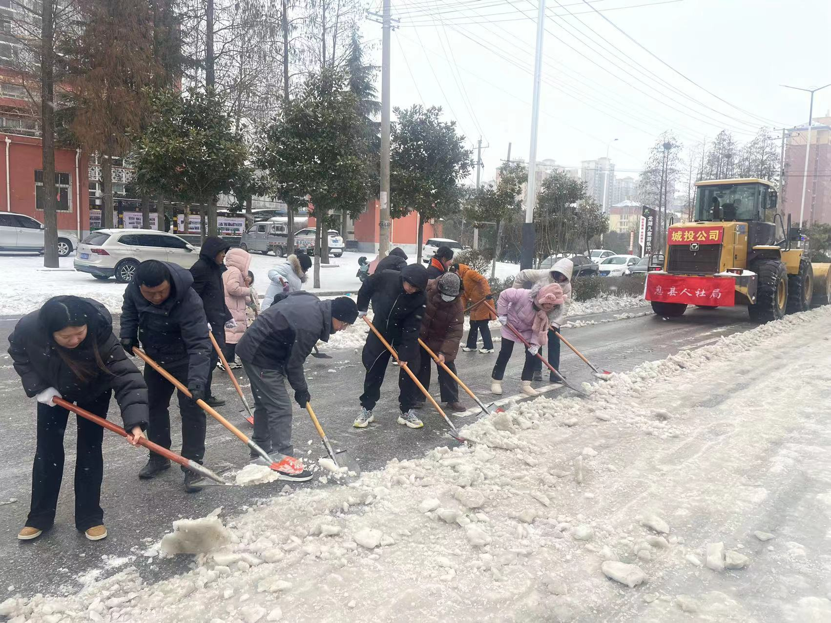 息县:清雪除冰在行动 人社开辟安全路
