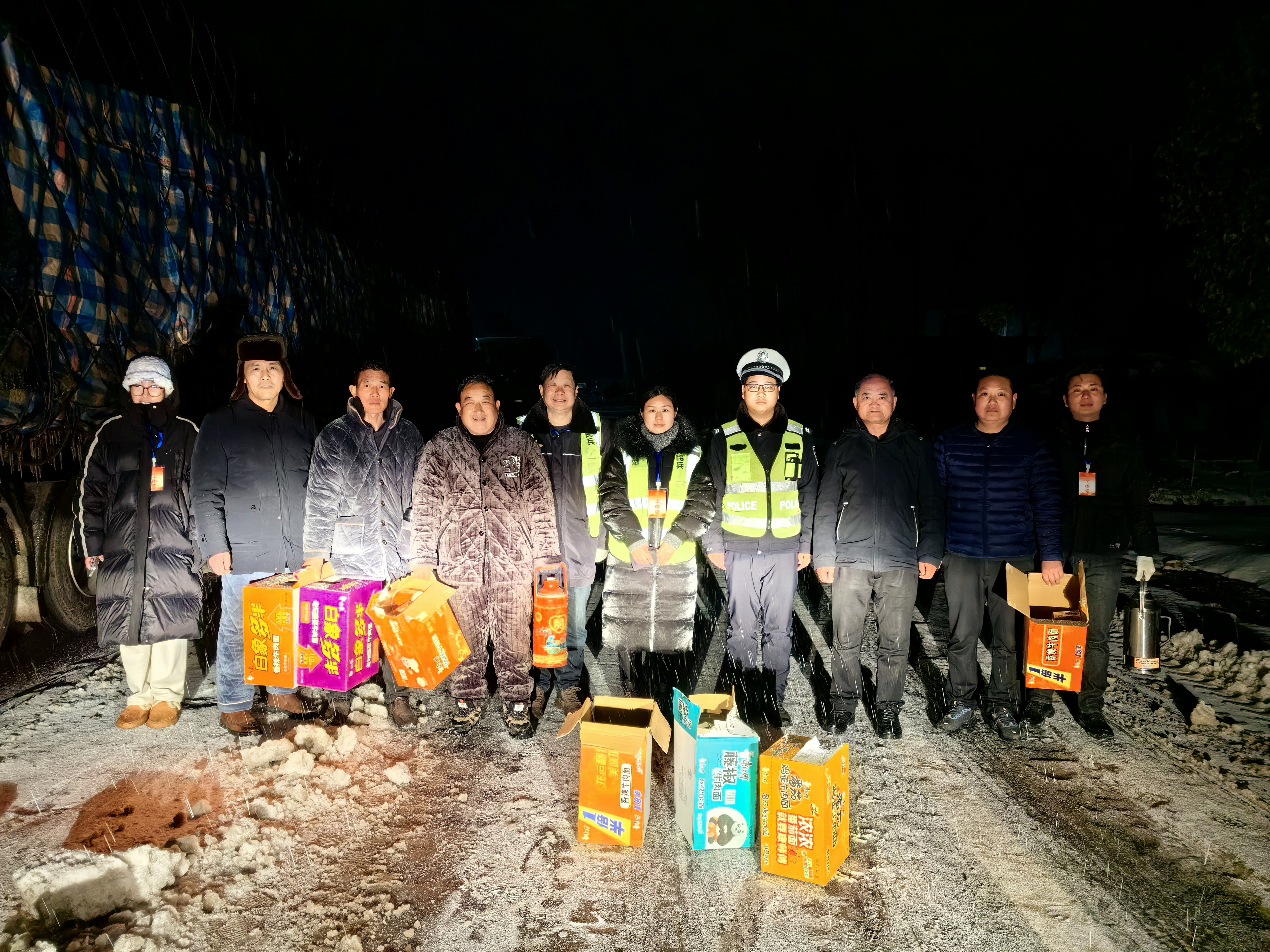 风雪中的温情 固始县为滞留司乘人员送上暖心餐