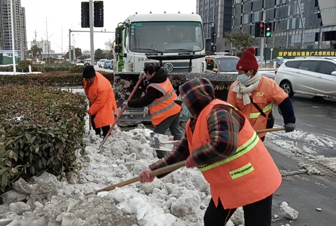 开封市示范区城管局：做好雪后园林苗木养护  保护绿化成果