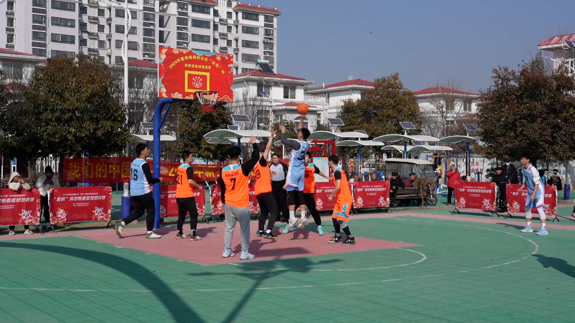 热闹的篮球赛事吸引无数观众