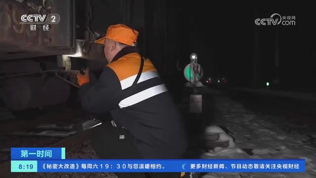 【央视关注河南焦作】铁路连结员：顶风冒雪给列车“拉风” 保障运输安全