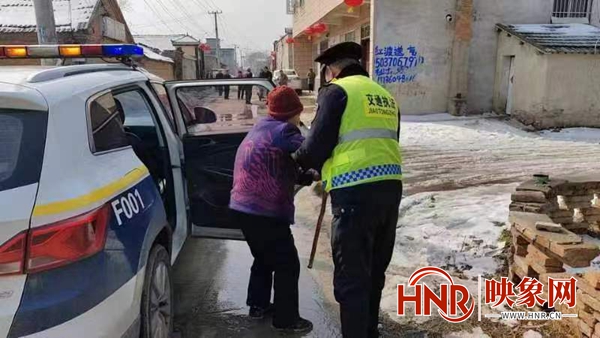 永城交通运输综合行政执法大队暖心行动 护送八旬老太安全回家