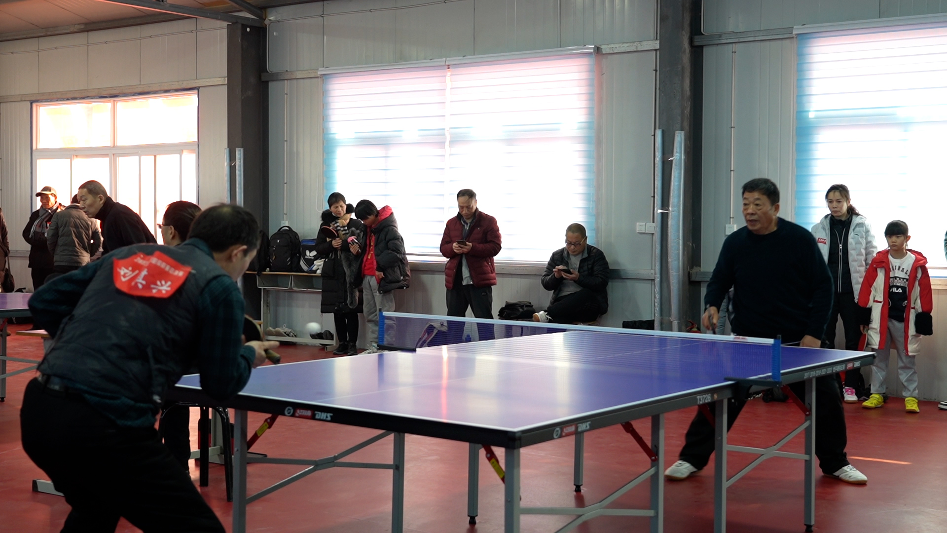 这两天,在卫辉市唐庄镇仁里屯村,一场乒乓球超级联赛激烈开赛,获胜