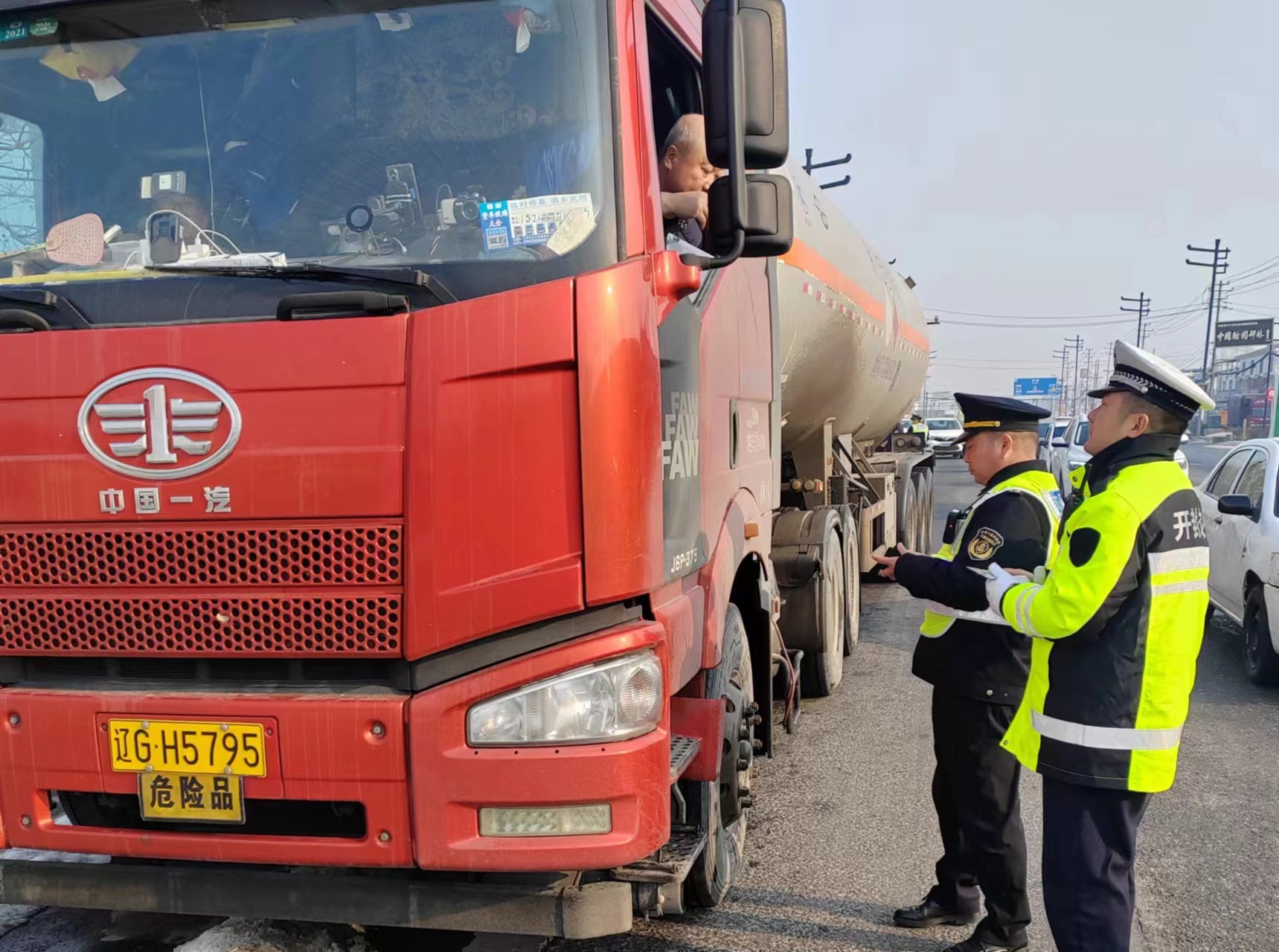 纵深推进春运期间交通、公安联合执法专项行动