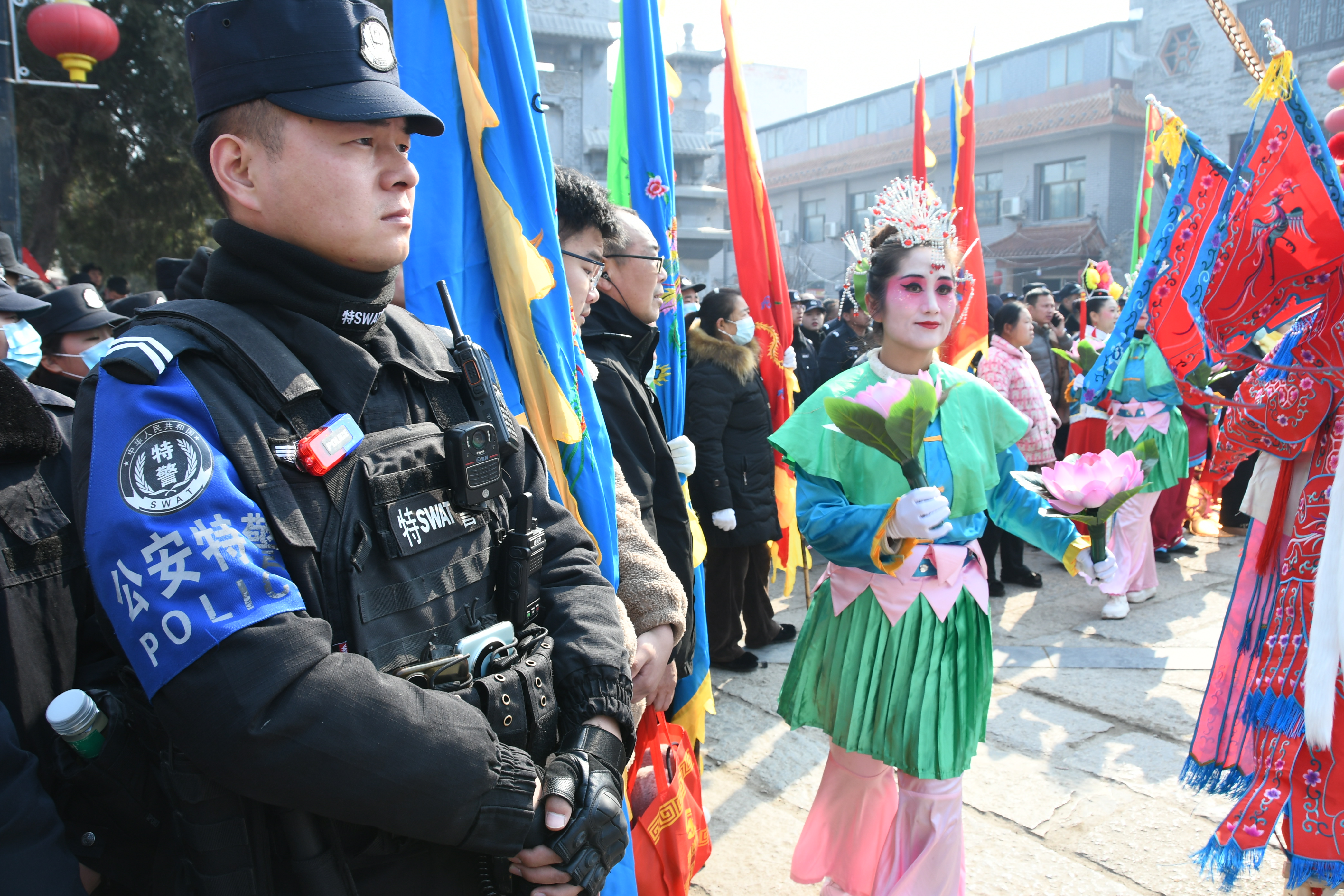 河南浚县：千年庙会 “警”保安全