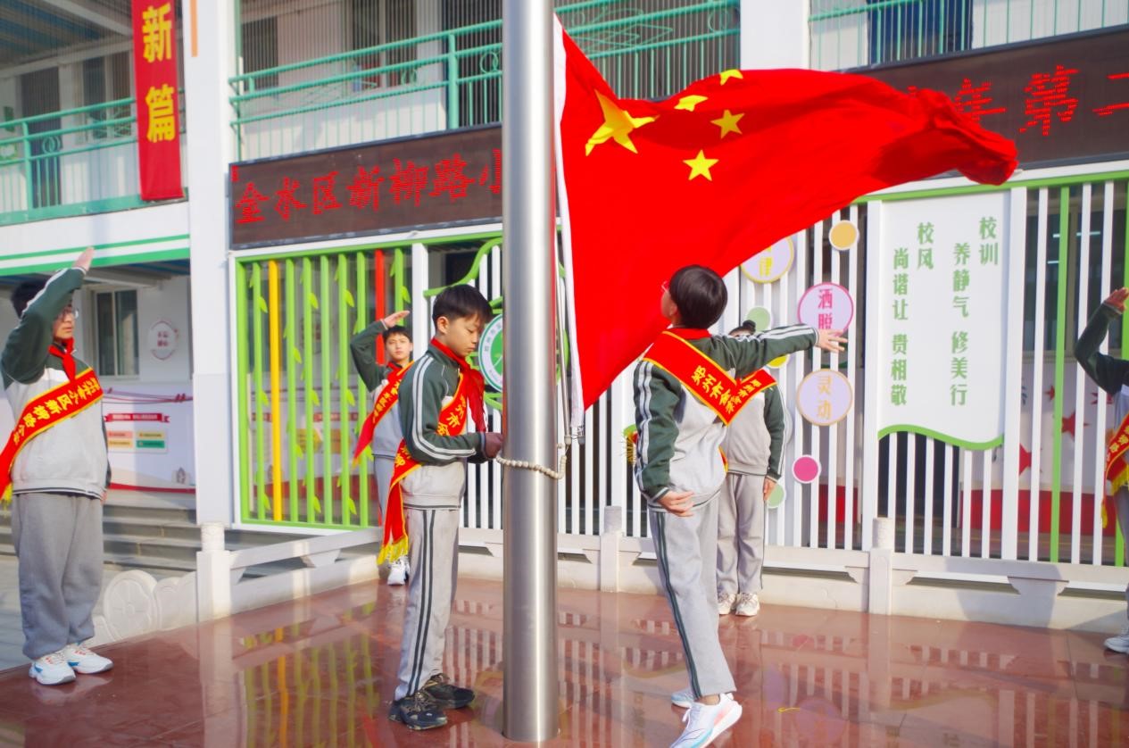 护卫着鲜艳的五星红旗,踏上升旗台,伴随着雄壮高昂的国歌声,庄严鲜艳