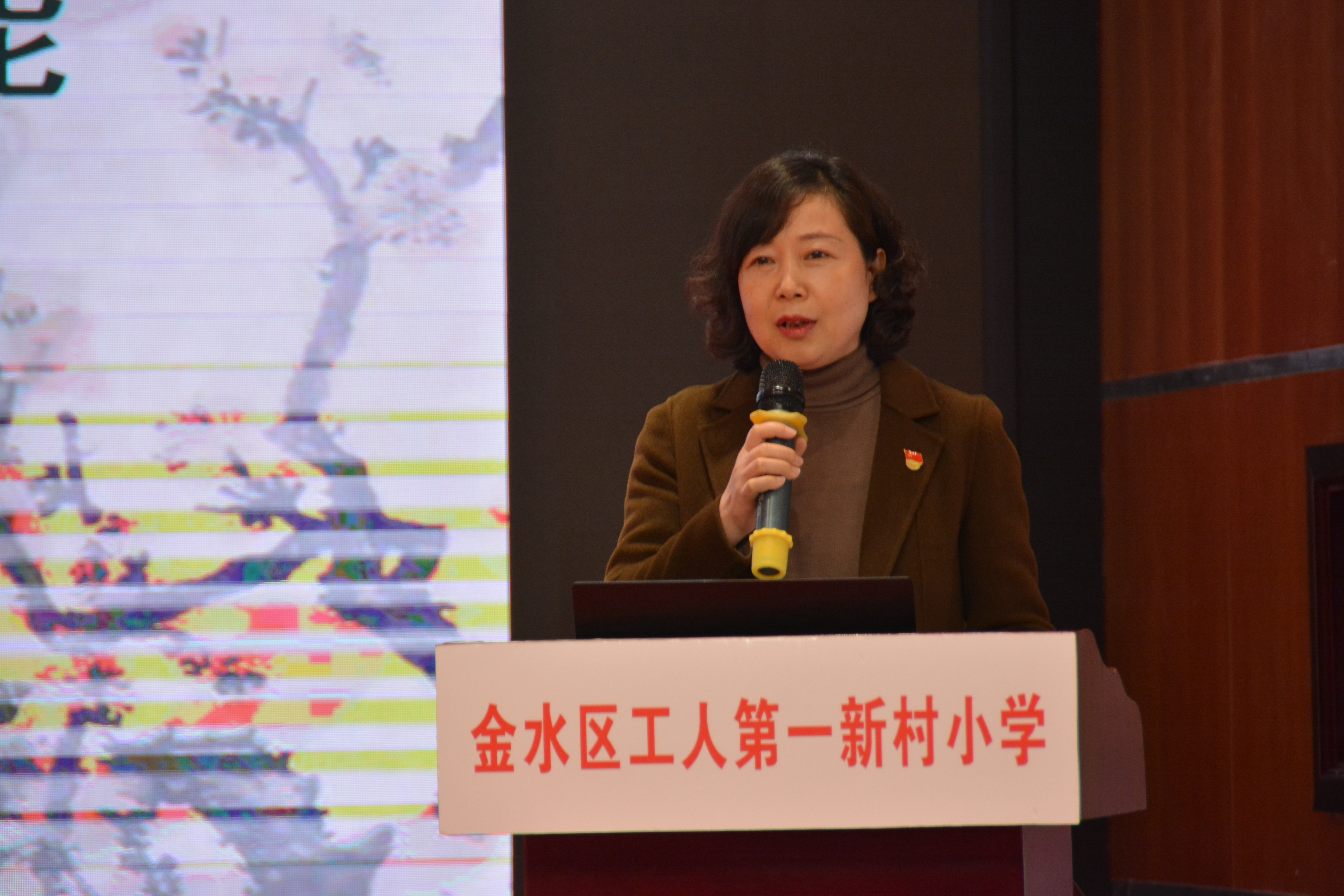 听完藏丽书记的讲话,教师们感受颇深,青年教师代表郭俊杰老师,惠倩倩