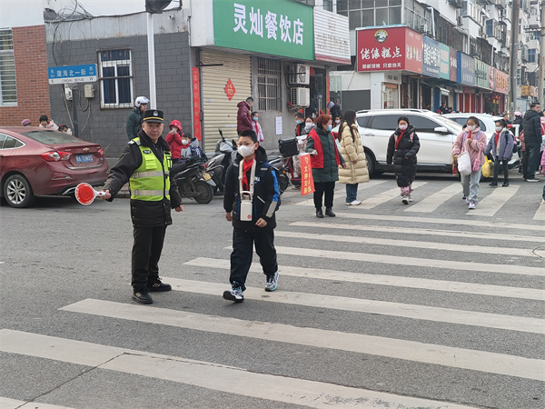 护航开学季  站好护学岗