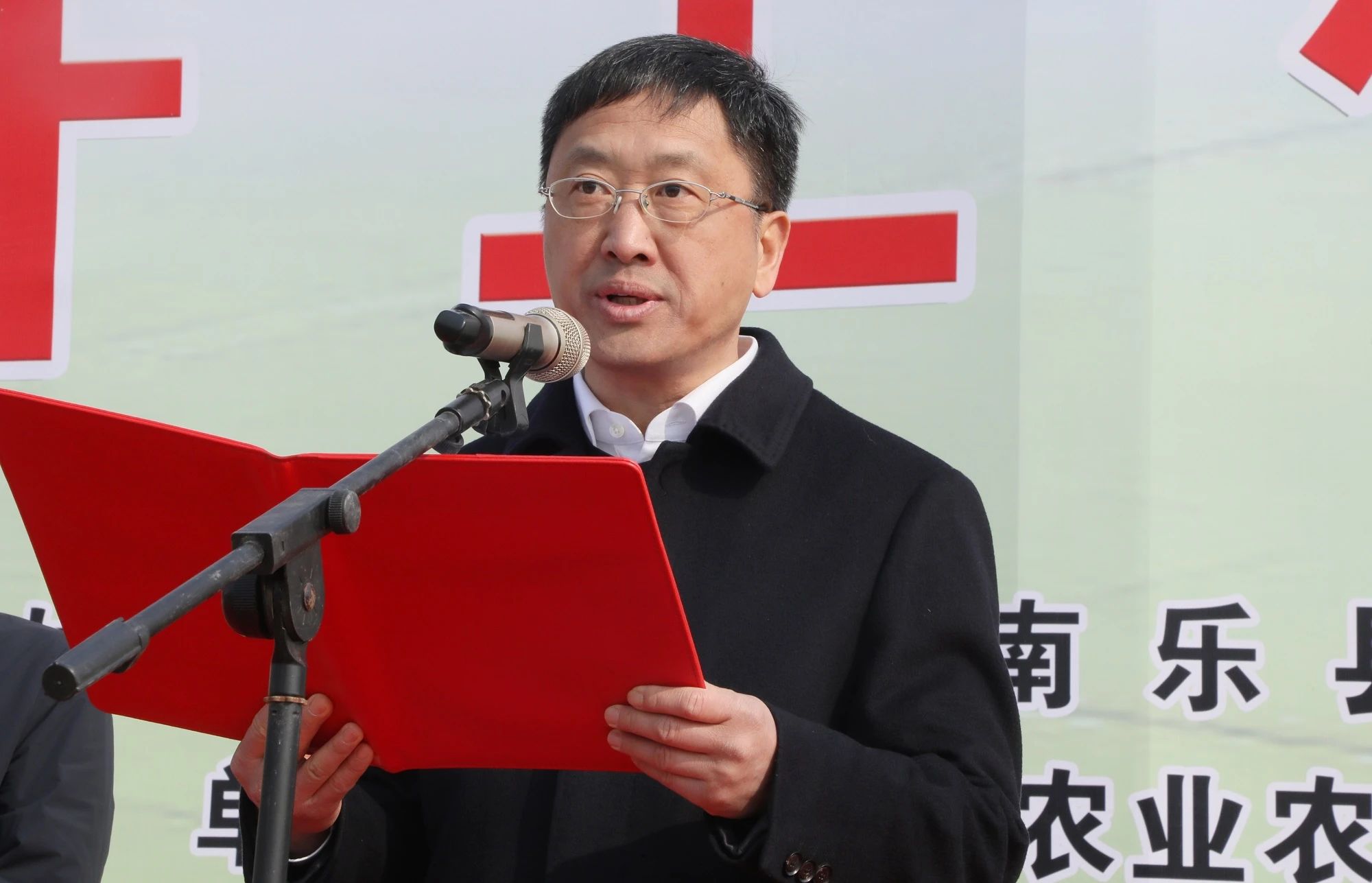 农村局党组成员,副局长徐娅,县领导邵平,魏志峰,孙丽君,鲁法中,陈志广