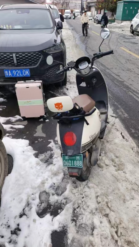 雪天路滑郑州交警提示电动车驾驶人切记注意出行安全