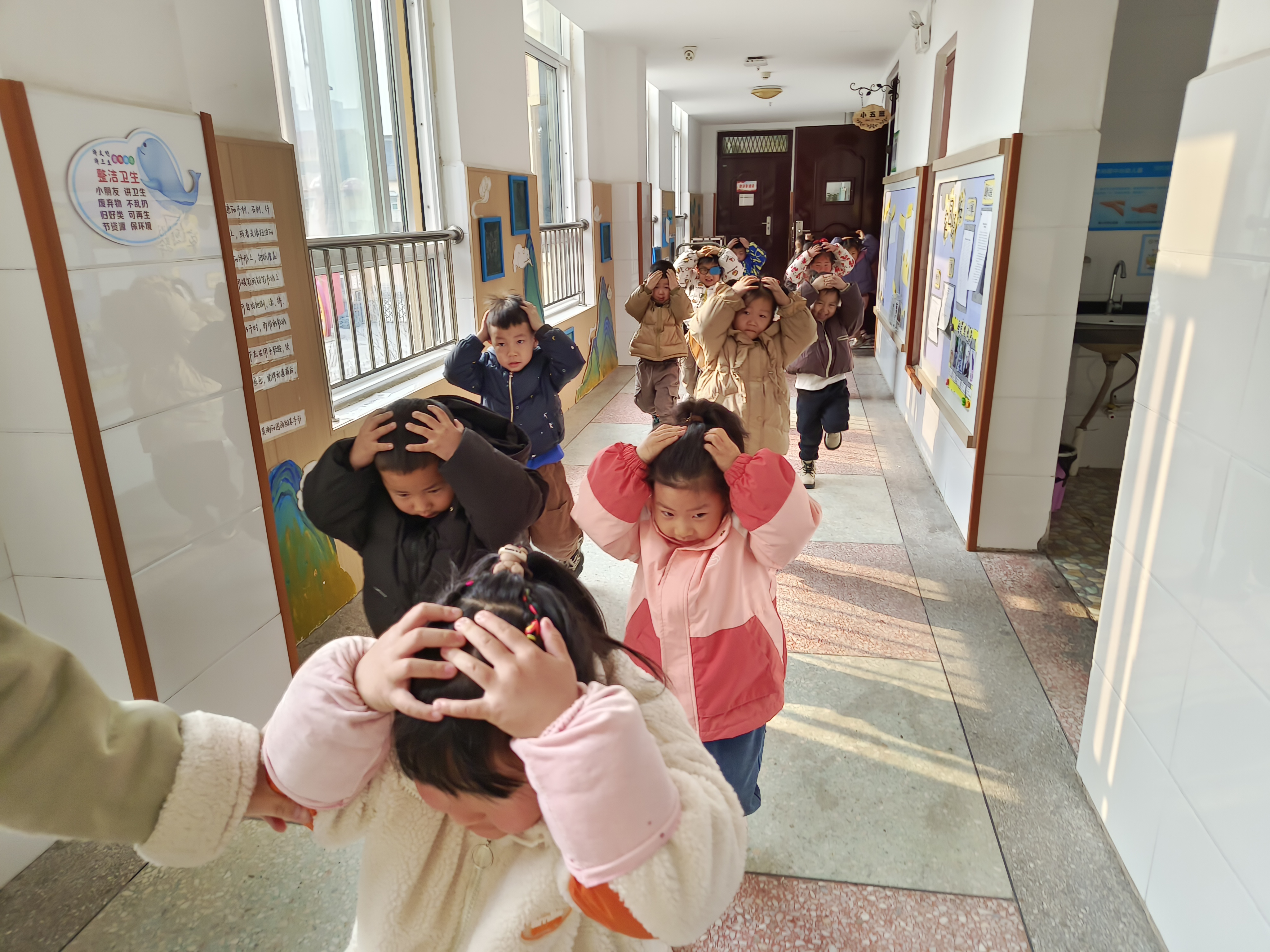 济源市沁园中心幼儿园开展防震演练