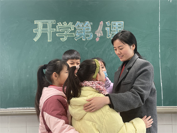 郑州市管城区工人第二新村小学开展“开学第一课”主题活动
