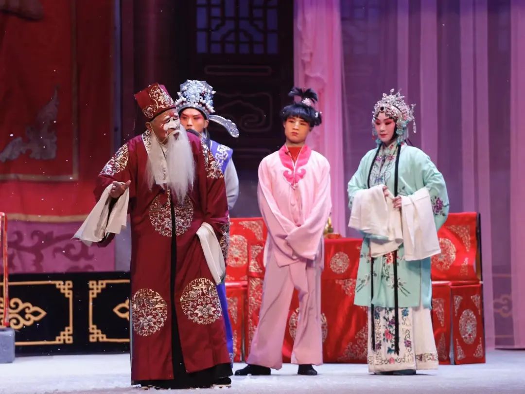 由河南明星擂主大爱剧团精心排演,著名曲剧表演艺术家胡希华,李振乾