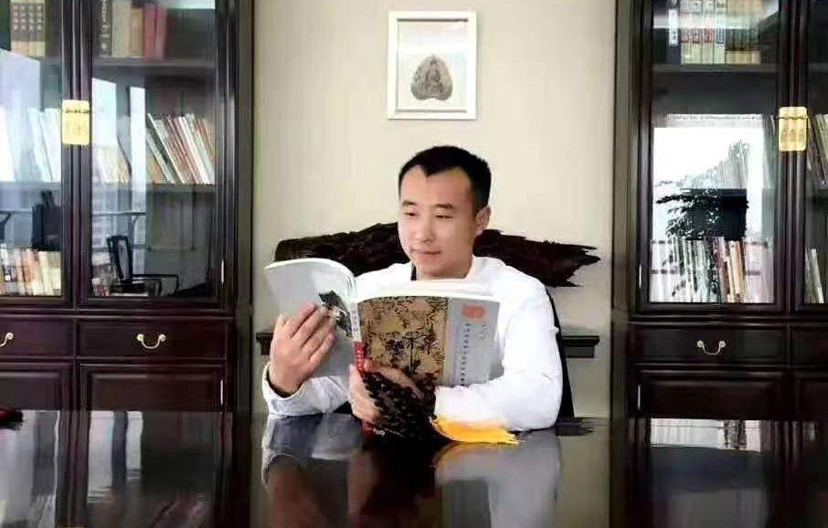 桂海书画院院长,河南拍卖行及艺宝在线的签约书法家,同时还是登封市