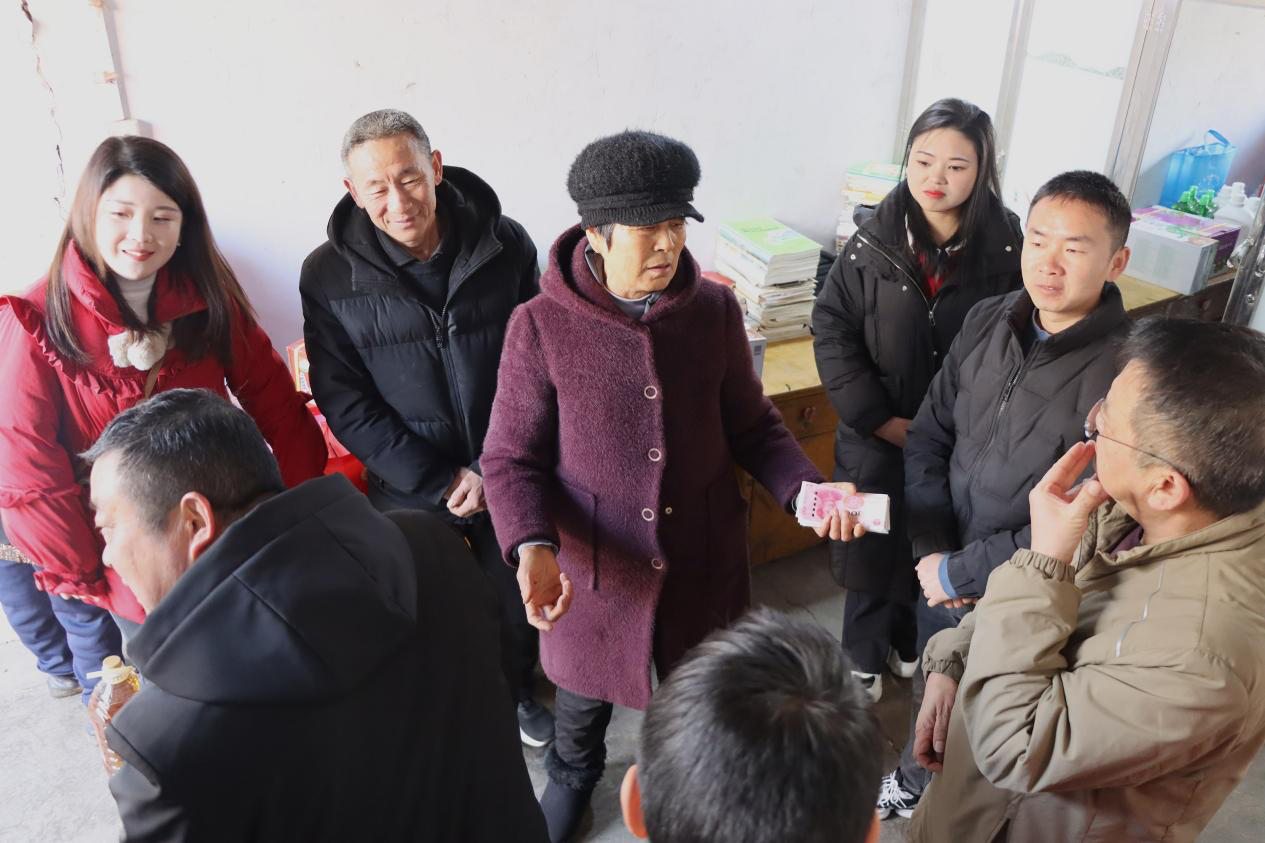 光山县爱心人士联合寨河镇政府走访慰问-大象网