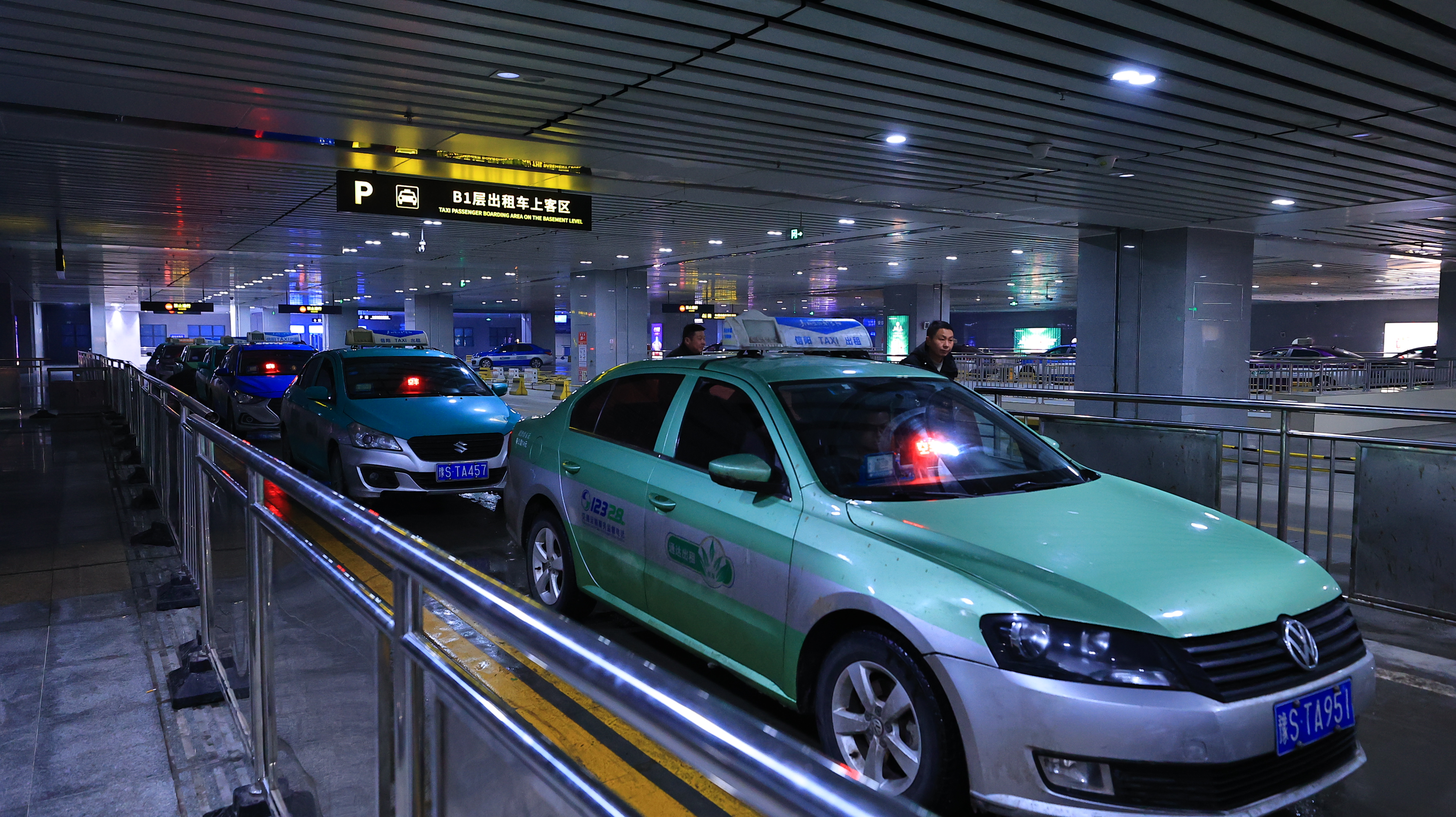 车在警车引导下免费开通点对点专线服务,共组织巡游出租车6280余辆次