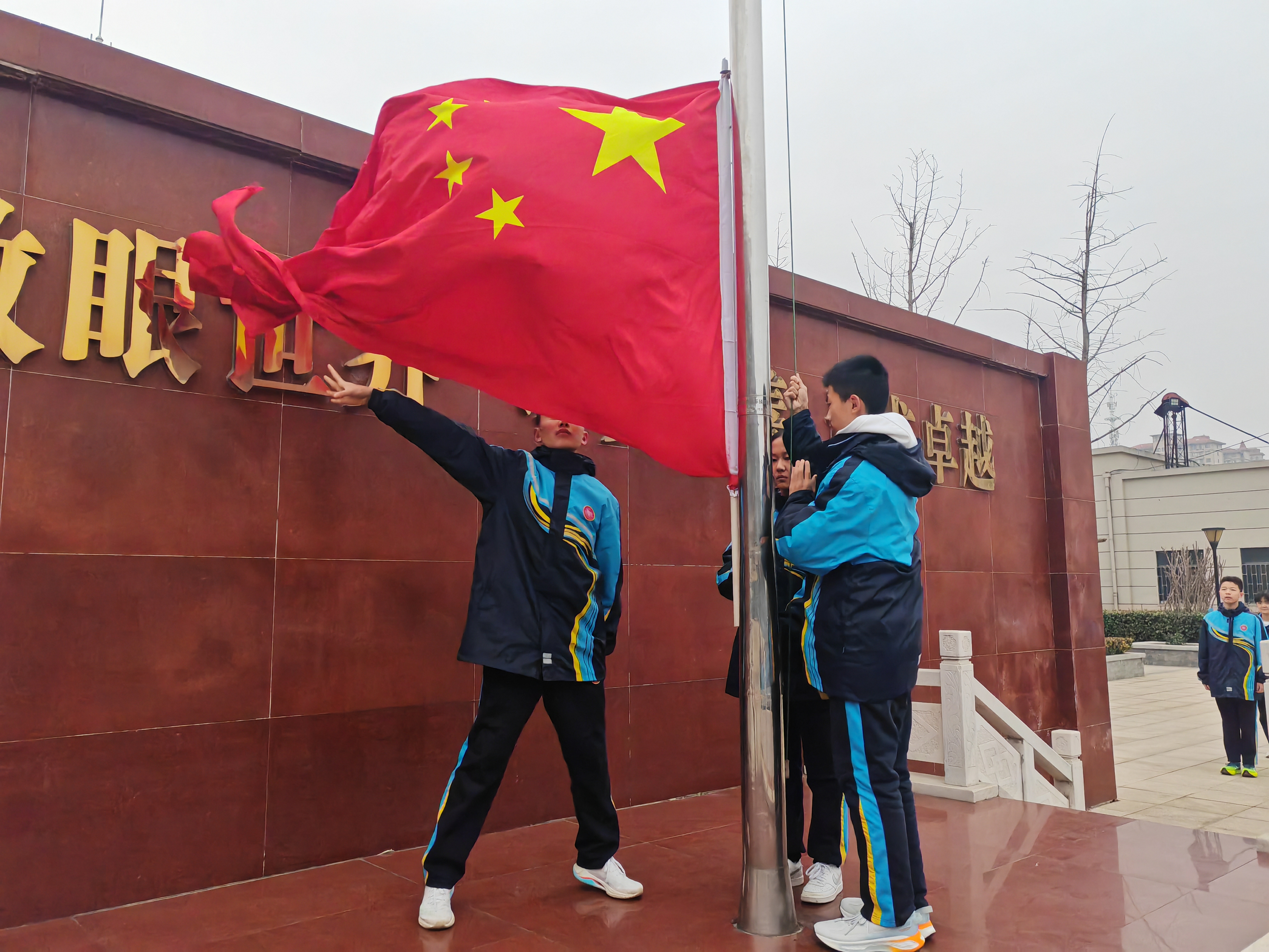 雷锋精神伴我行,郑州四中迎宾校区举行开学升国旗仪式-大象网