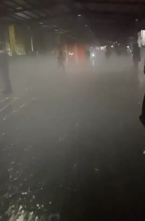 回南天取快递像到了天庭，空气中恨不得都能拧出水来