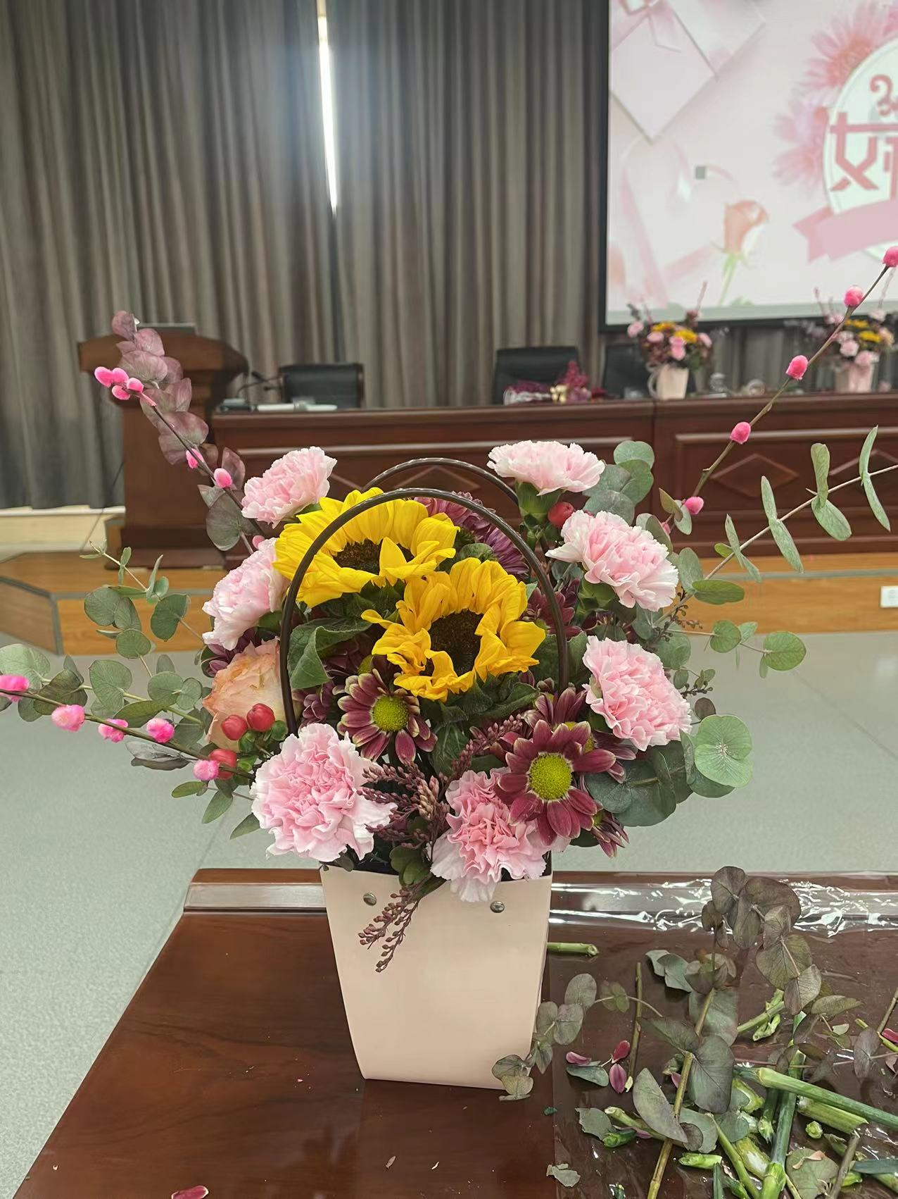 邮储银行商丘市分行举行妇女节插花才艺大比拼活动