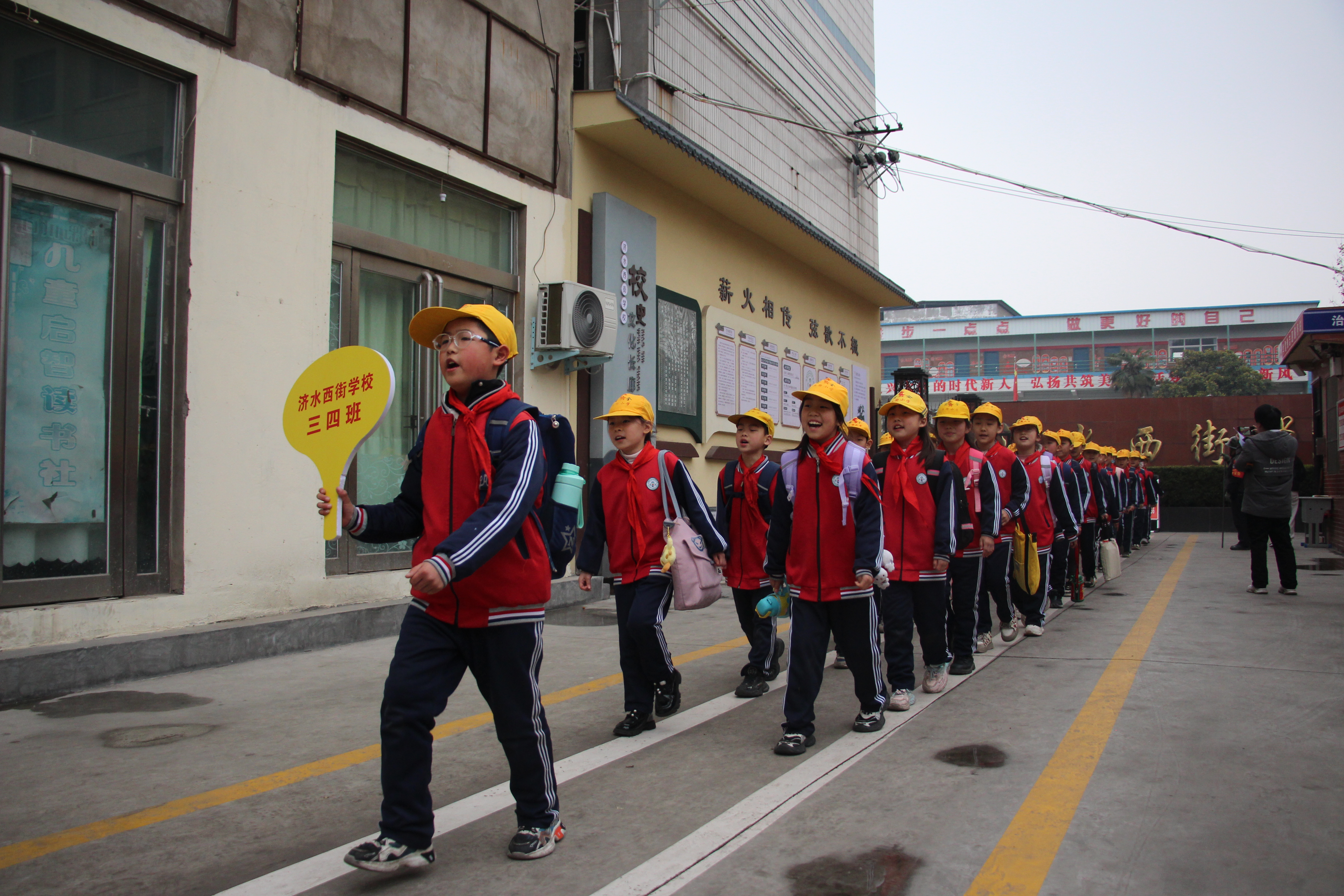 济源:济水西街学校开展路队评比活动