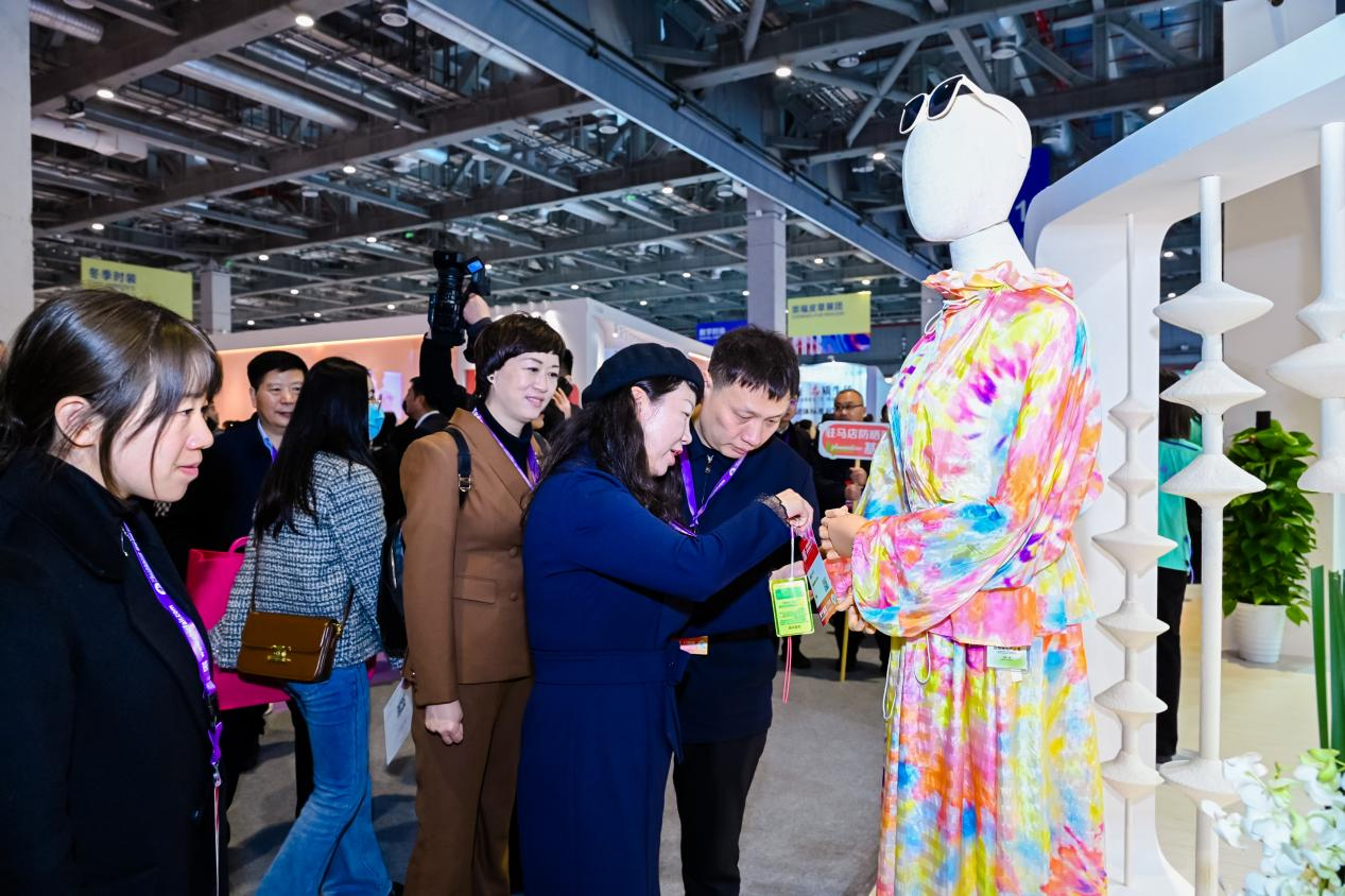 展会现场,河南省工业和信息化厅副厅长常继红,驻马店市副市长宋庆林