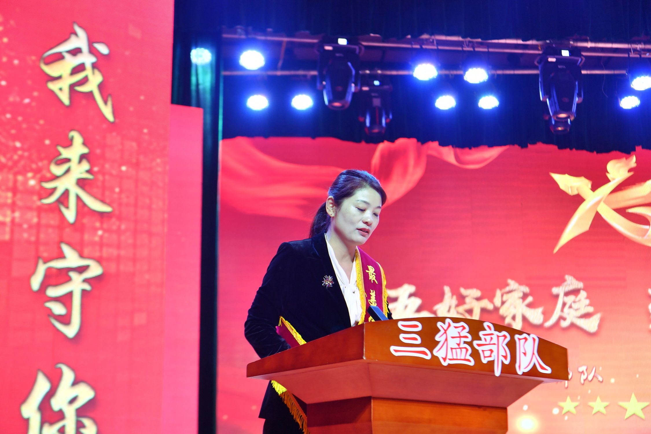 在部队表彰大会上 孟娟娟作为"最美军嫂"代表发言作为新时代军嫂,除了