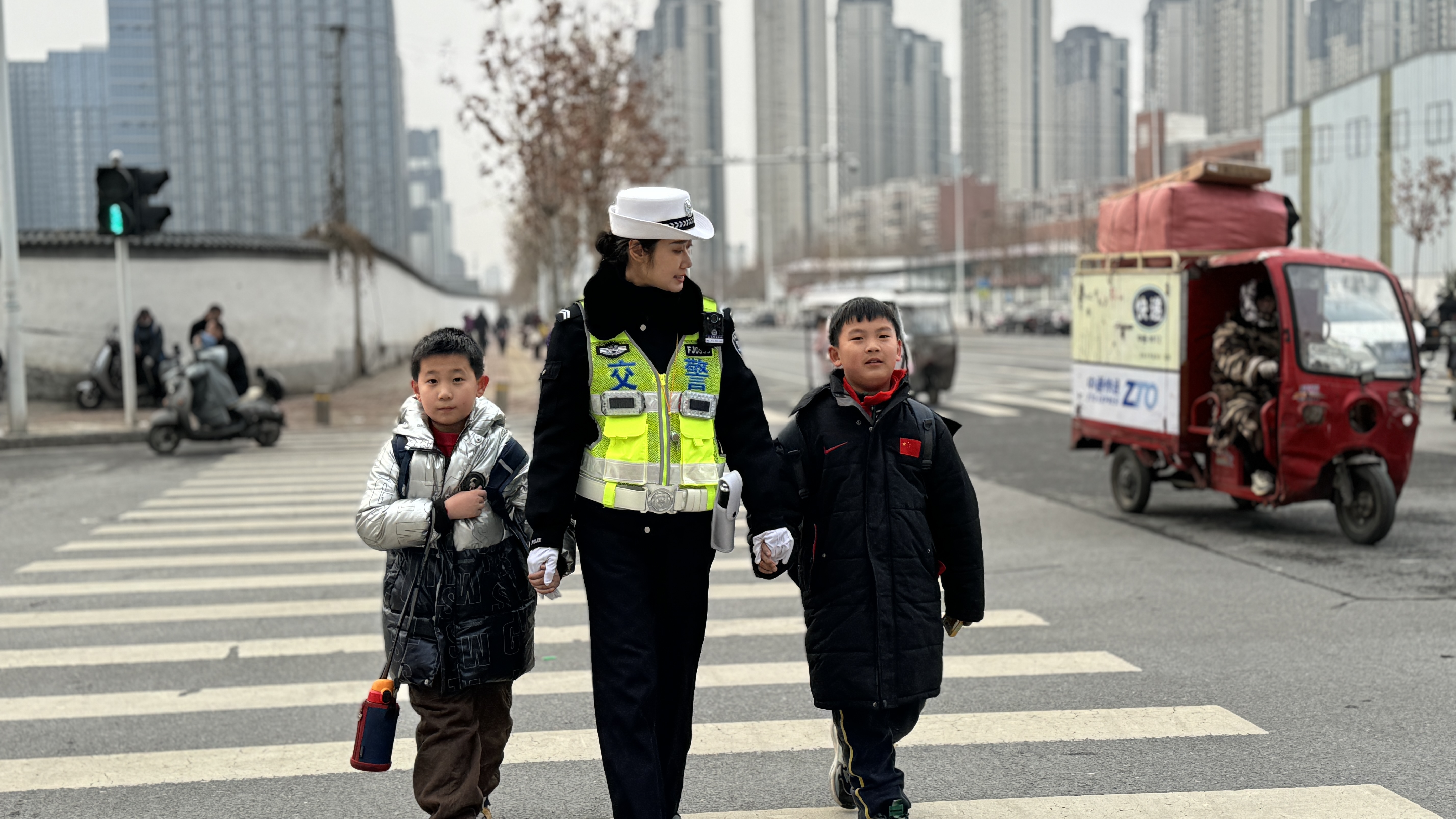 小妞妞 你放心这位女交警也很纳闷,她将小姑娘领到路边询问,原来小