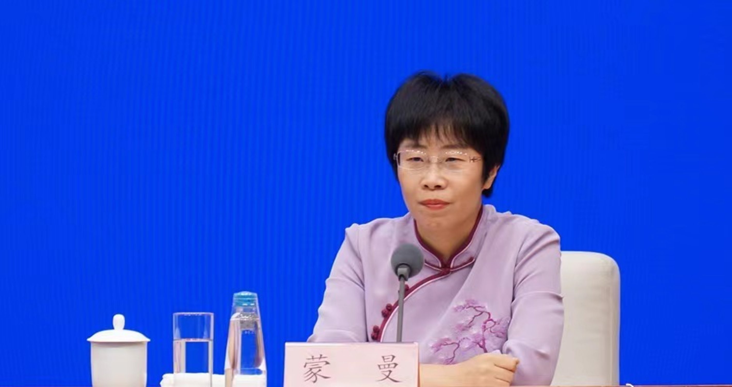 全国政协委员蒙曼:建议取消公务员35岁门槛-大象网