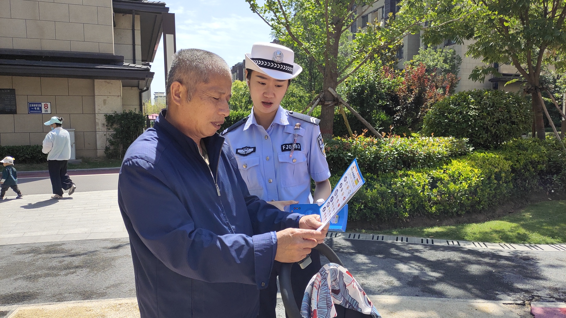 美女交警—小荷才露尖尖角-大象网