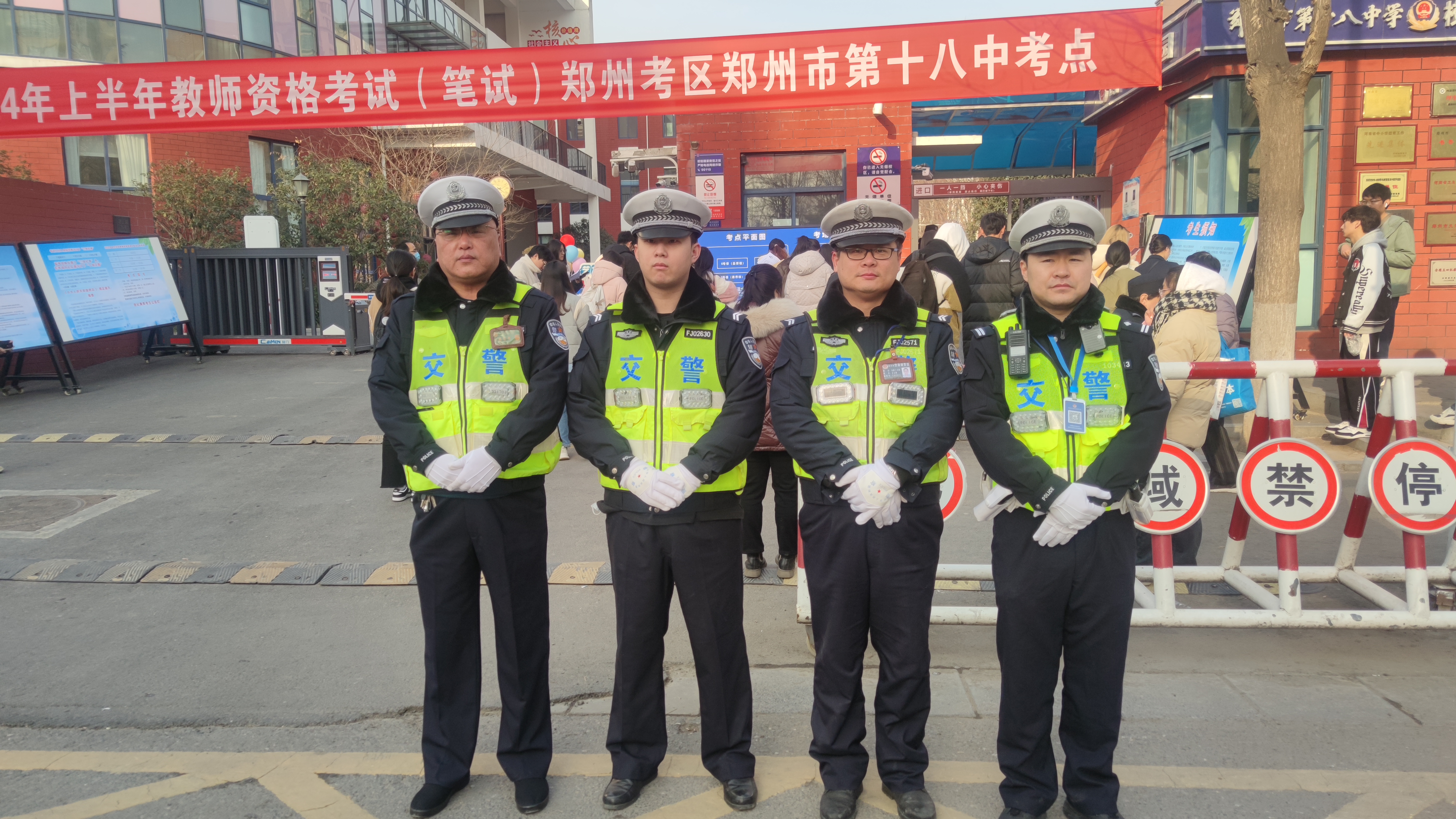 需要重新打印准考证,向在此执勤的郑州交警三支队三大队民警求助