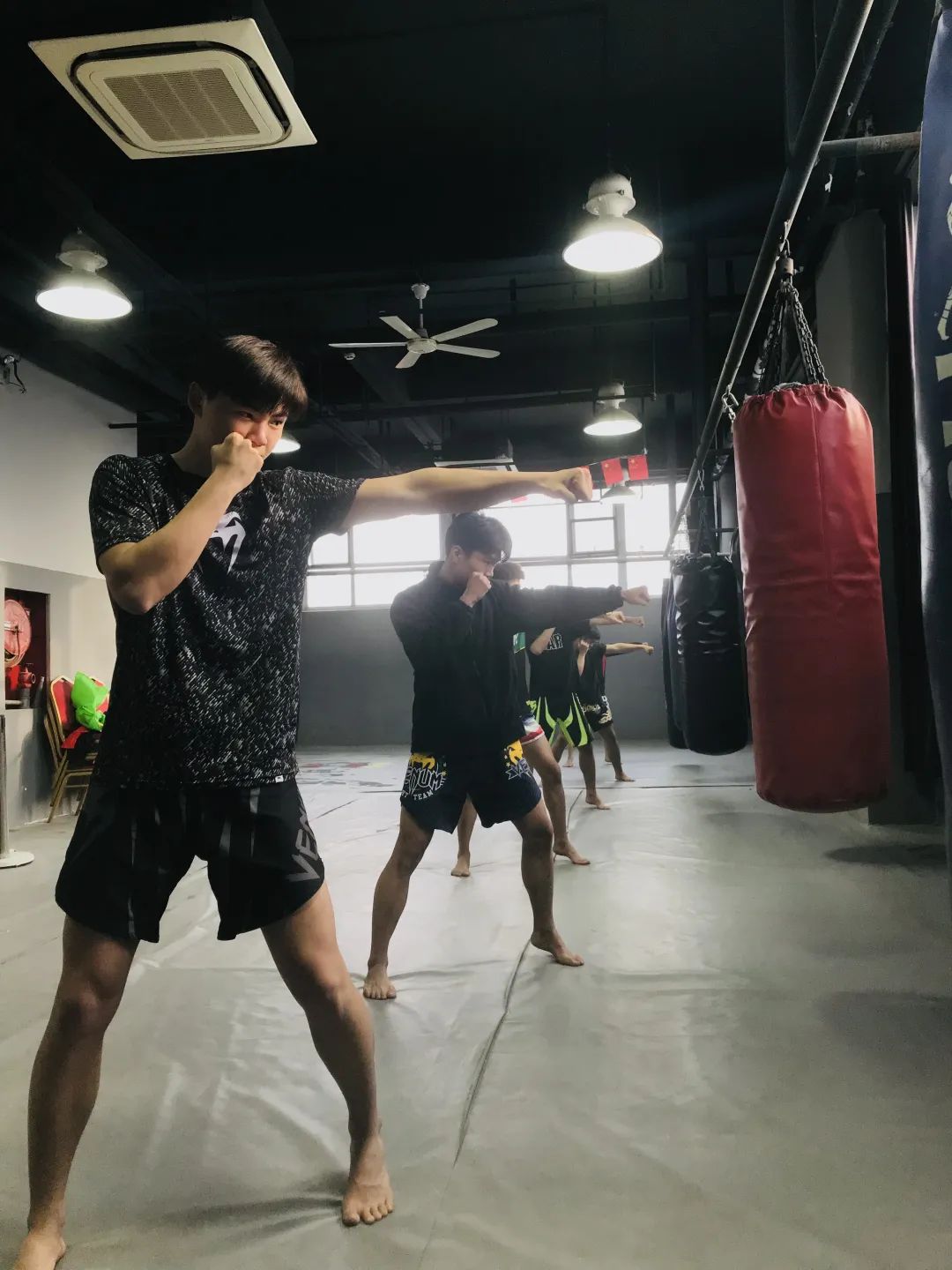 赵国华一行亲眼目睹了河南省泰拳搏击队队员们的精湛技艺和刻苦训练