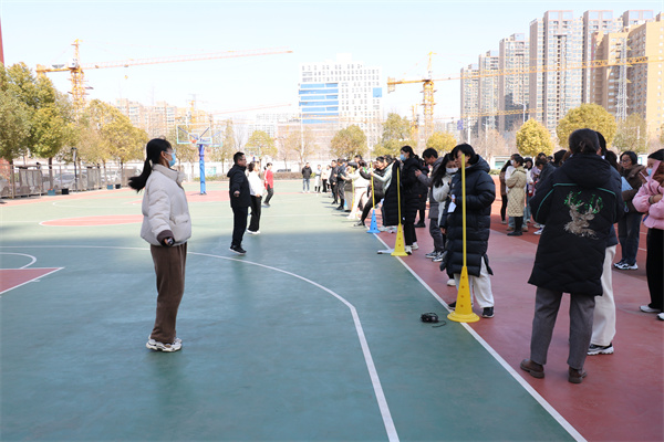 郑州市第四十八中学举行庆三八妇女节趣味运动会
