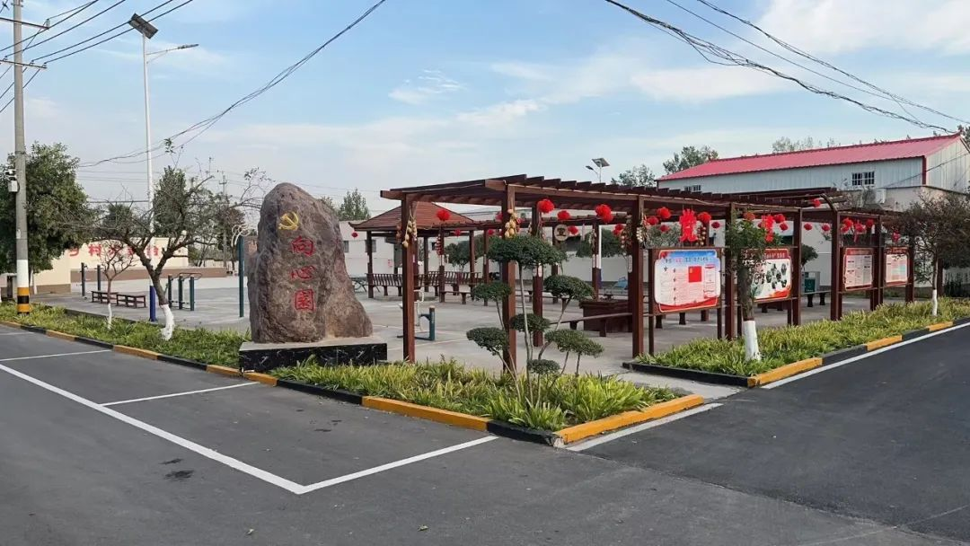 走进焦作市马村区演马街道高寨村,马路宽阔平坦,房屋整整齐齐地排列着