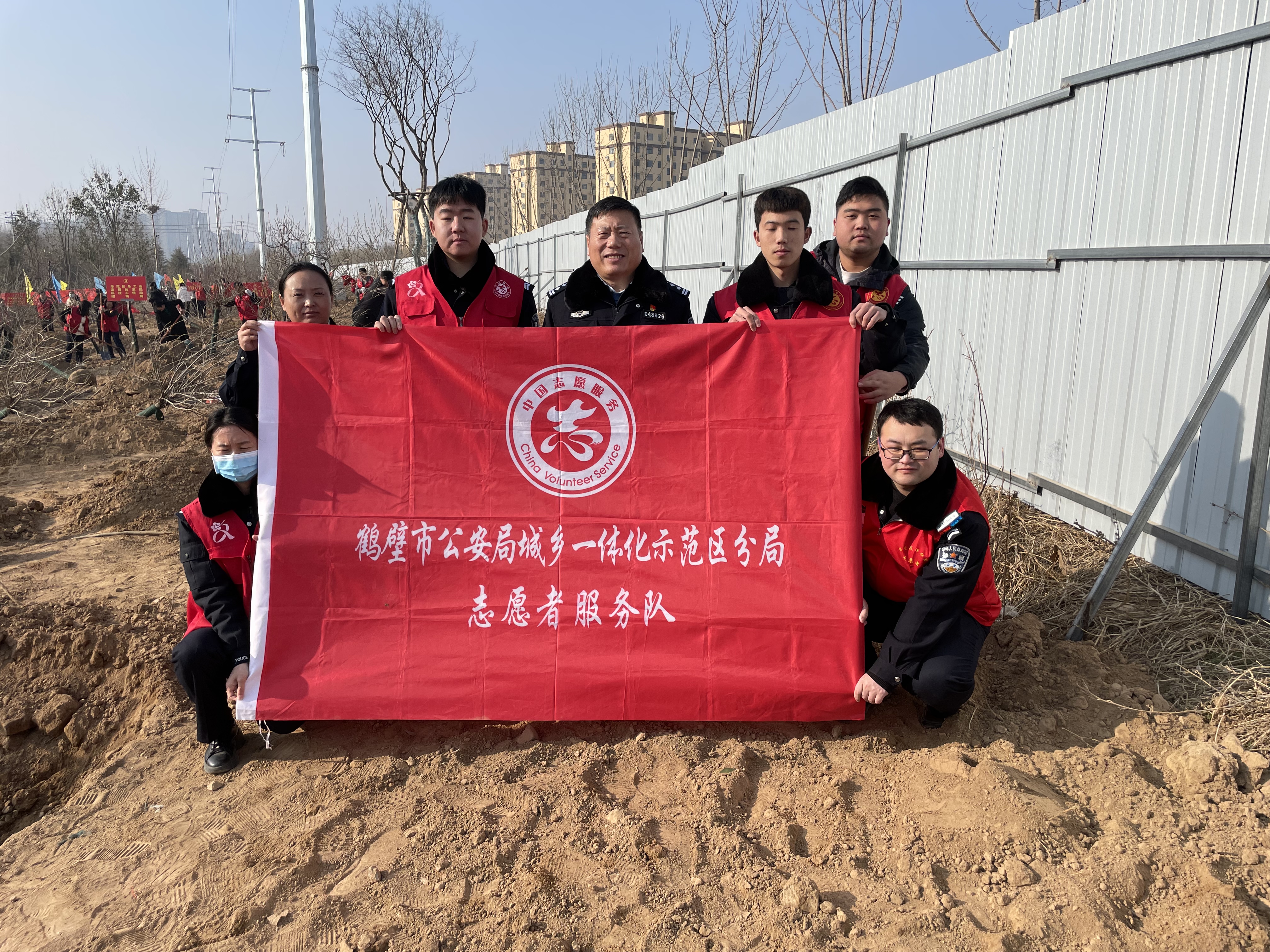 鹤壁示范公安开展2024年义务植树志愿服务活动