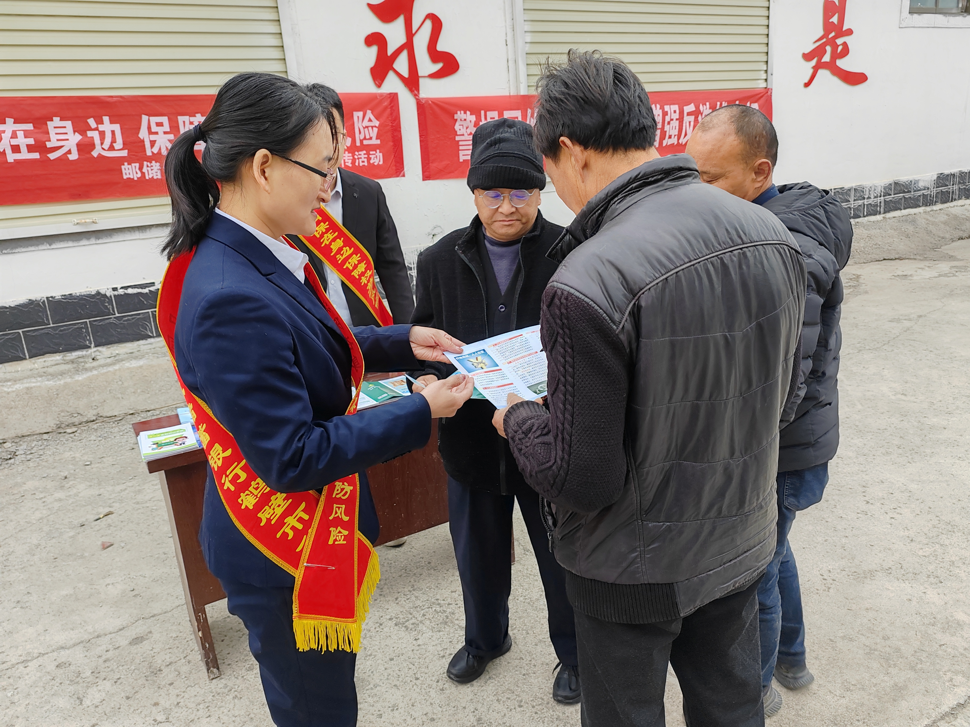 邮储银行洛阳市分行开展3.15消费者权益保护教育宣传活动