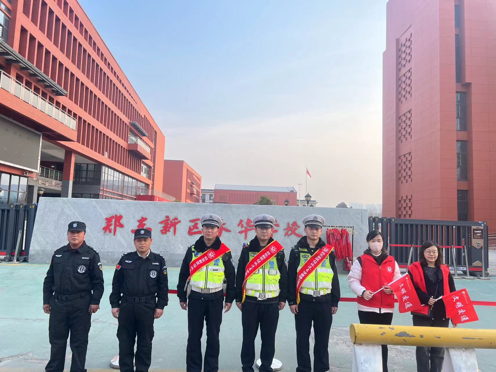 3月12日17时,交警六支队民警郭军喜带领辅警雍勇宾,李东鑫依托护学岗