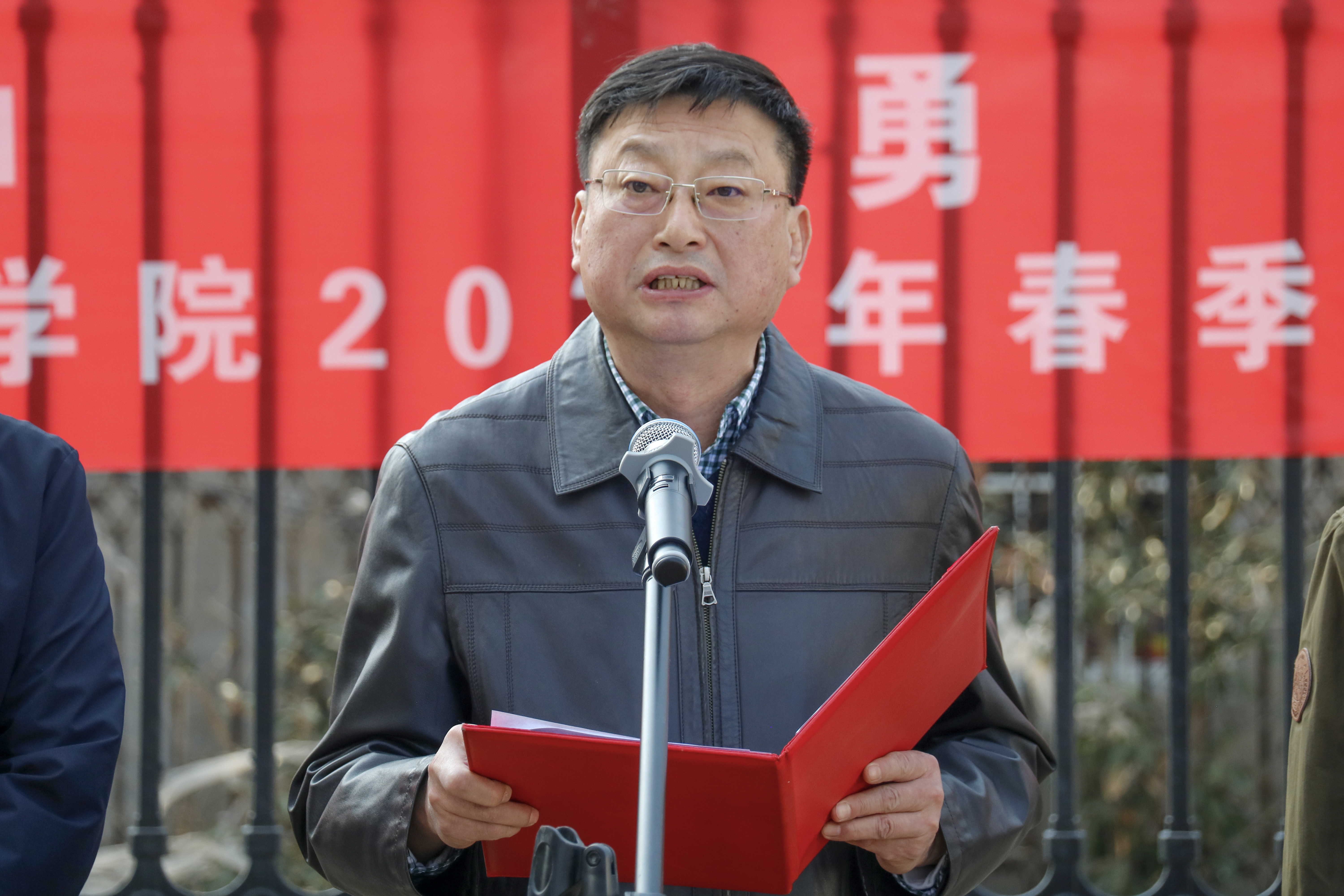 农学院党委书记贾磊,院长王道文为郑州市建业小学教师代表赠送由学院