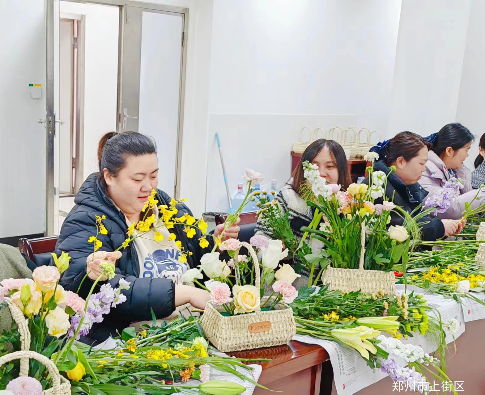 邮储银行上街区支行开展三八妇女节插花活动