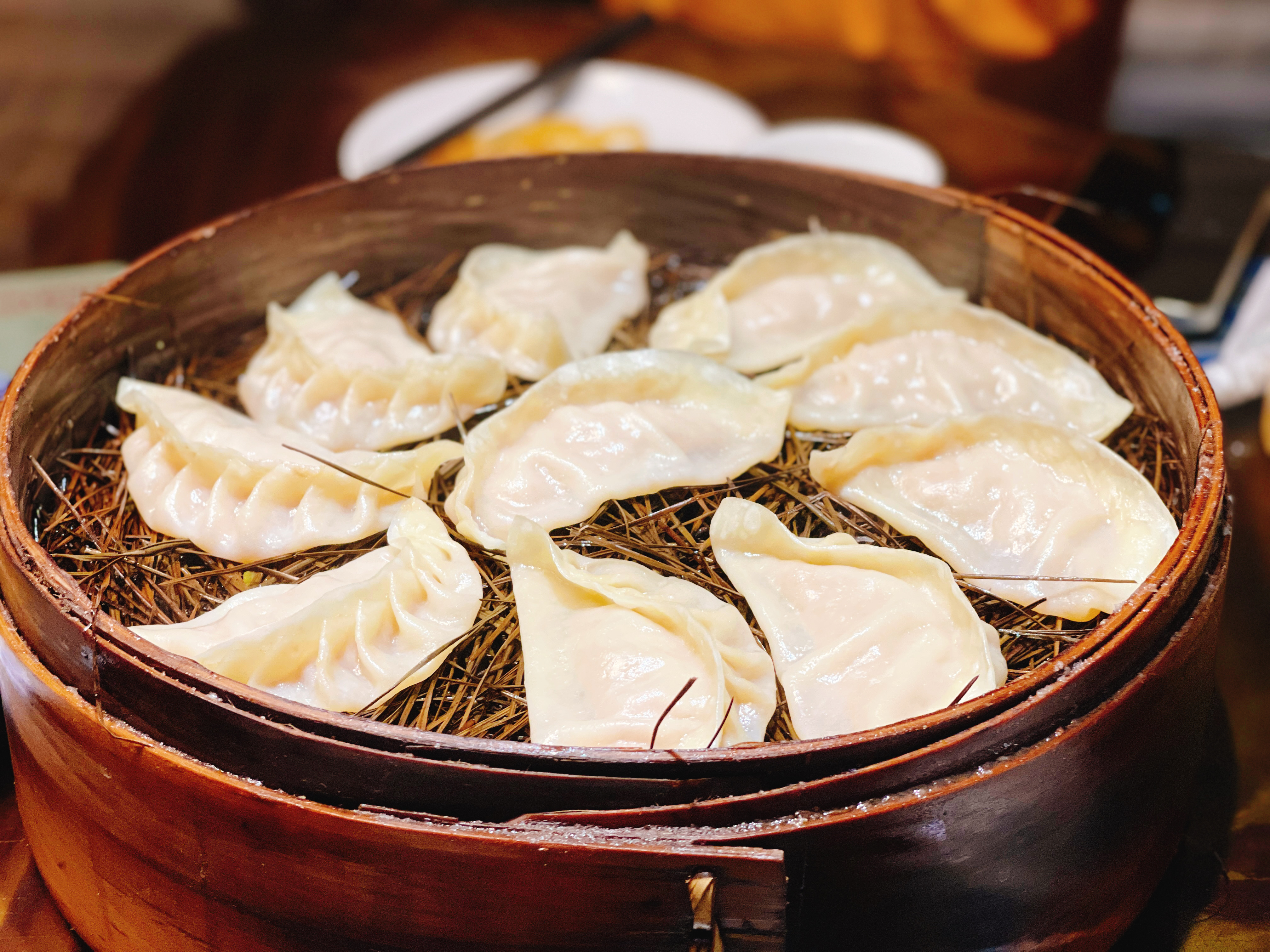 用各地顶尖食材和舒适环境,将老字号的匠心传承创新,松针蔡记蒸饺