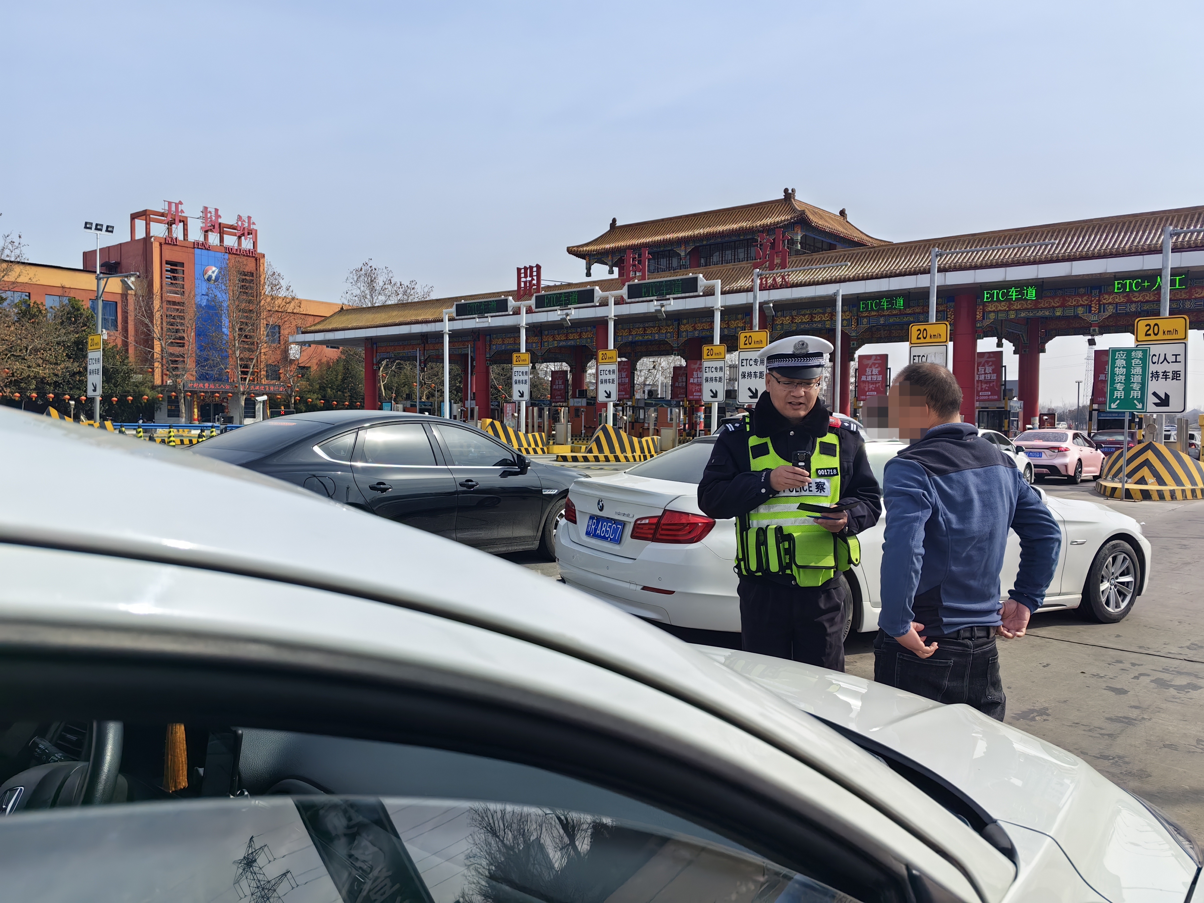 【河南高速交警五支队】假期出游 别让超员"挤"走"安全"-大象网