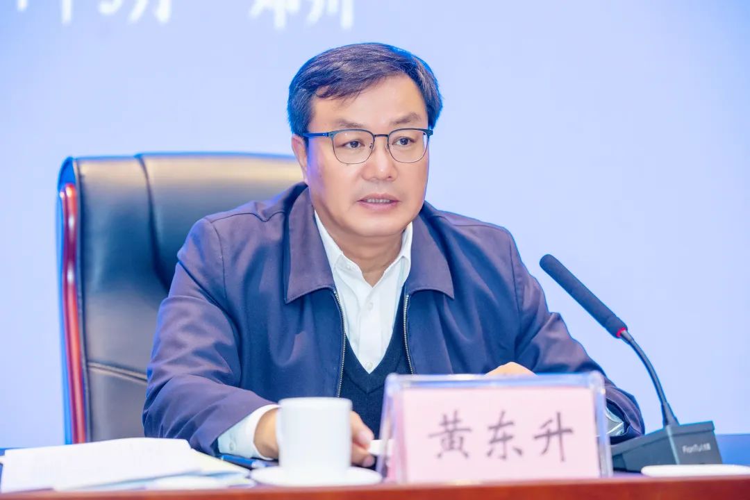 党组书记,厅长黄东升出席会议并讲话,厅党组成员,副厅长王飞主持会议
