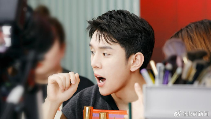 在9月10日的直播中,李佳琦介绍79元一支的花西子眉笔时,看到有网友