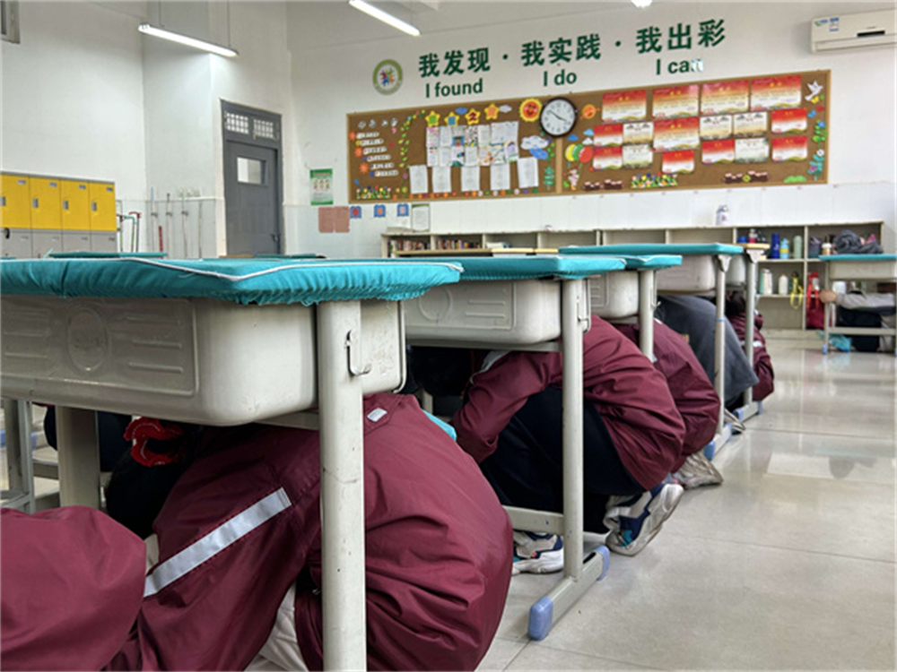 郑州高新区外国语小学开展校园防暴恐演练