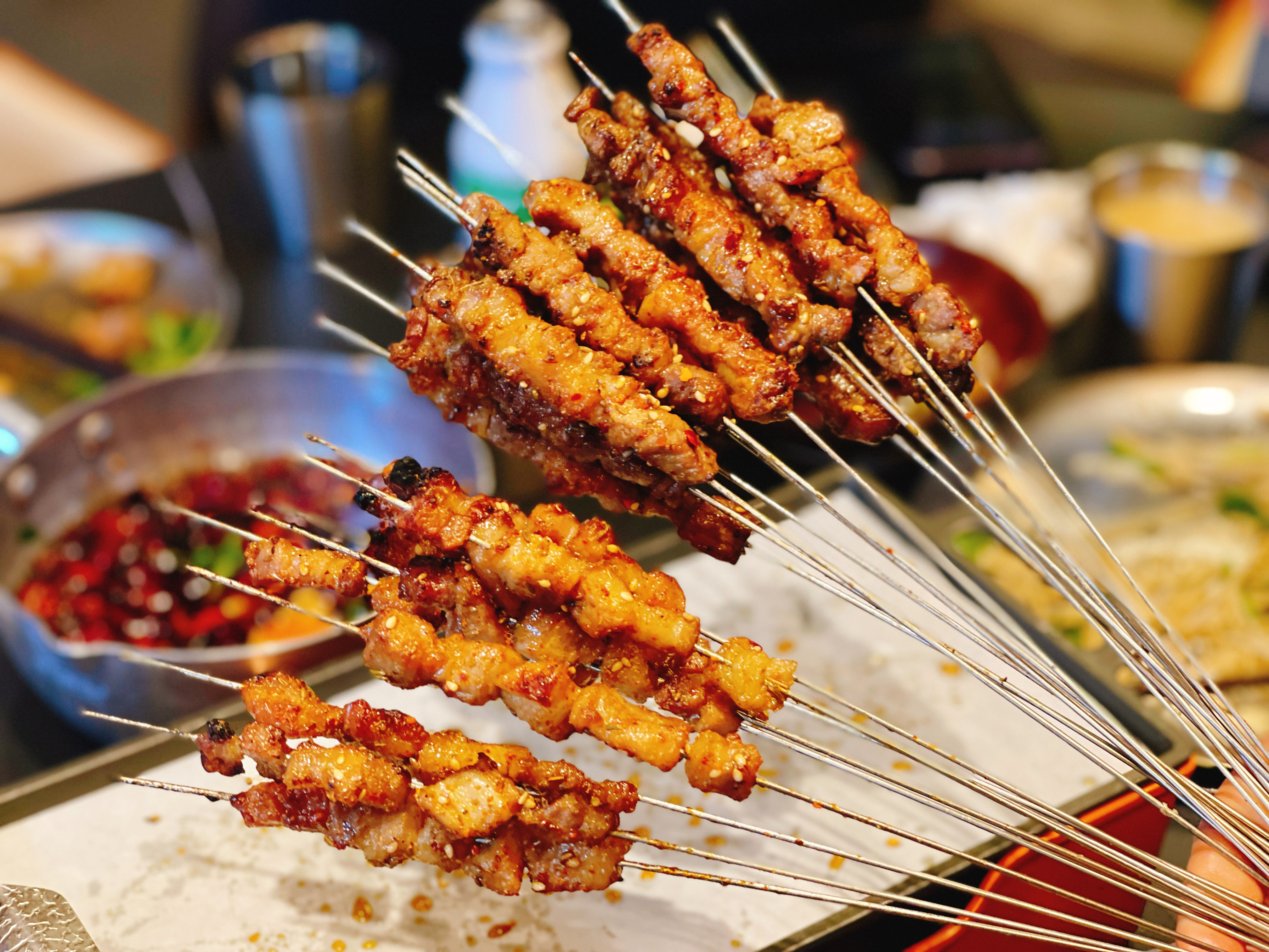 打造年轻化的烧烤场景 勾火堆野馄饨烧烤正式开业