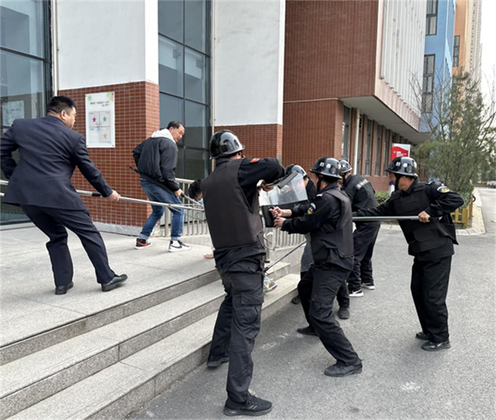 郑州高新区外国语小学开展校园防暴恐演练