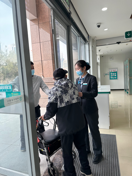农行郑州居易国际广场支行搀扶助老爱心便民赢得赞赏