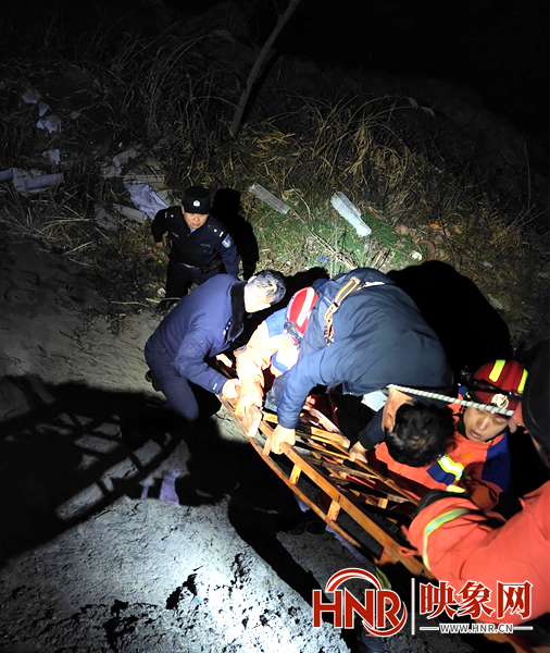 轿车失控坠河 西峡公安民警消防队员联袂营救被困群众
