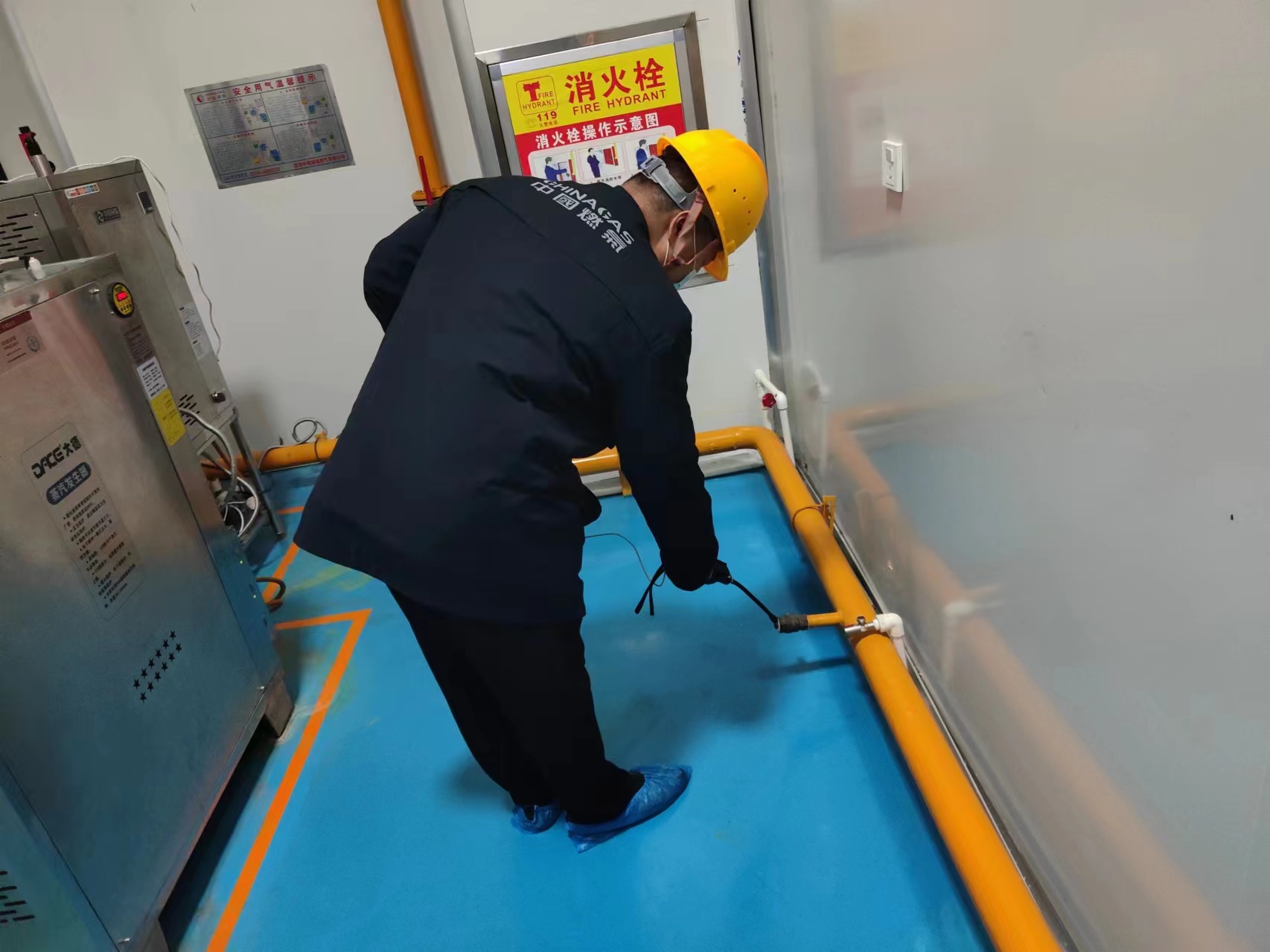 固始中燃安检人员不仅检查了燃气设施的外观,密封性能及安全附件,还