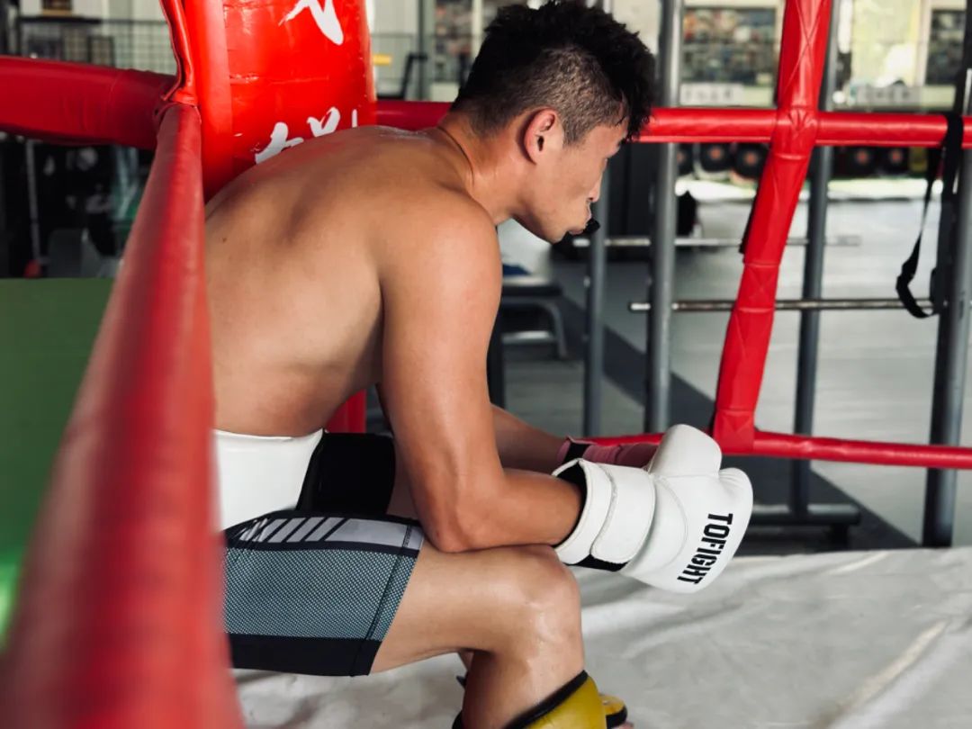 "大魔王"李辉vs匈牙利格斗界"扛把子"-大象网